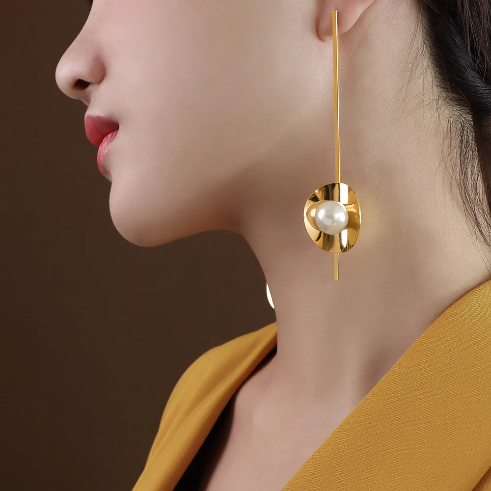 Exaggerated Long Drop Round Disc With Pearl Earring