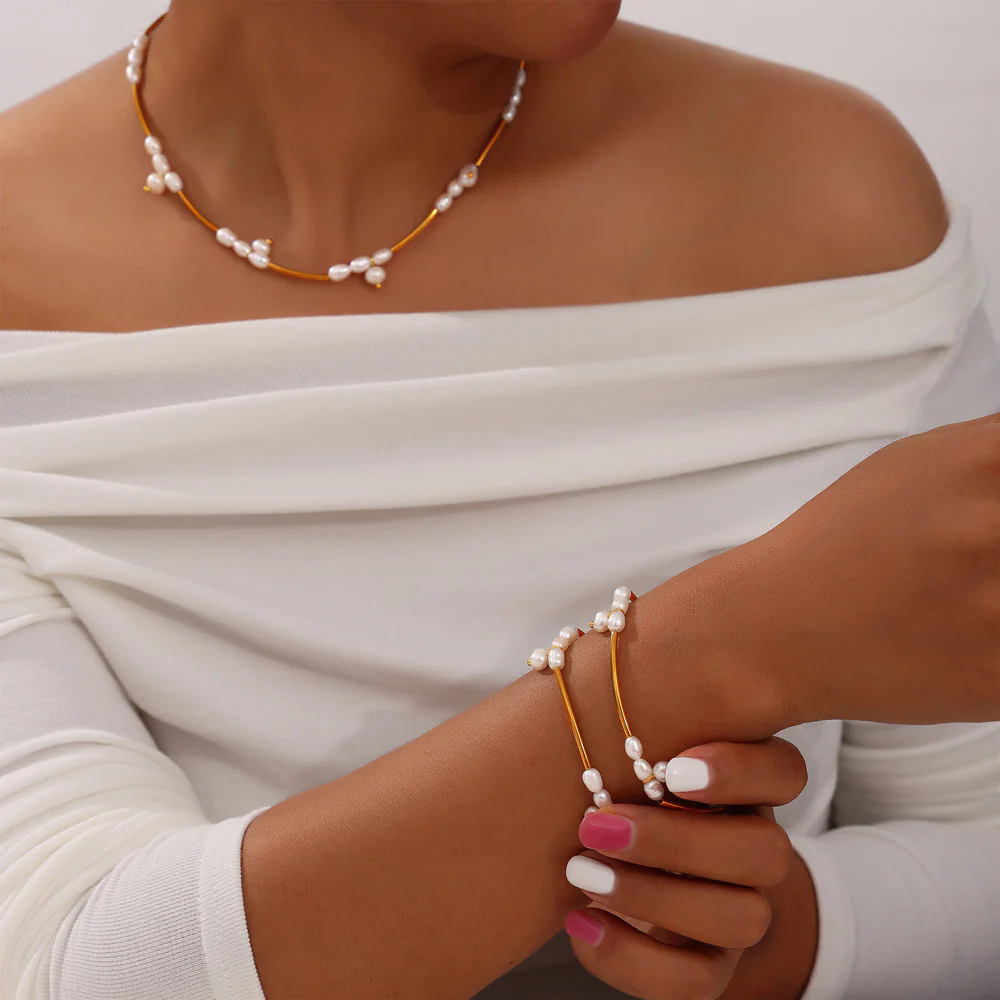 Minimalistic Pearl Necklace and Bracelet Set