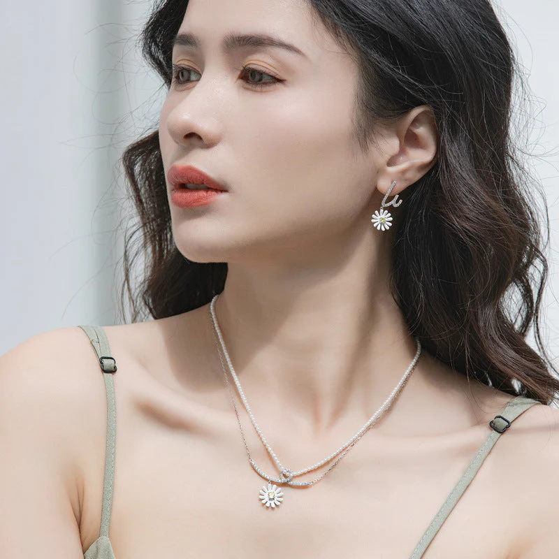 Pearl Chain And Daisy Necklace