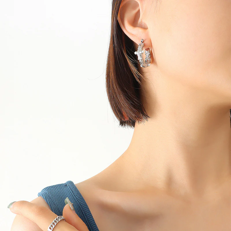Debossed Zircon Pearl Earring