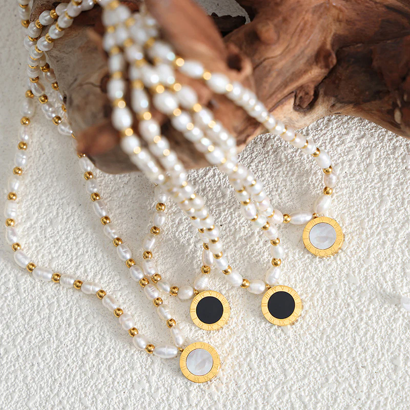 Double Sided Colors Round Pendant Beaded Pearl Necklace