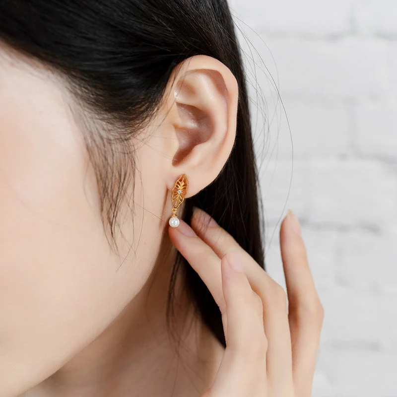 Hollow Flower Pattern Pearl Earrings