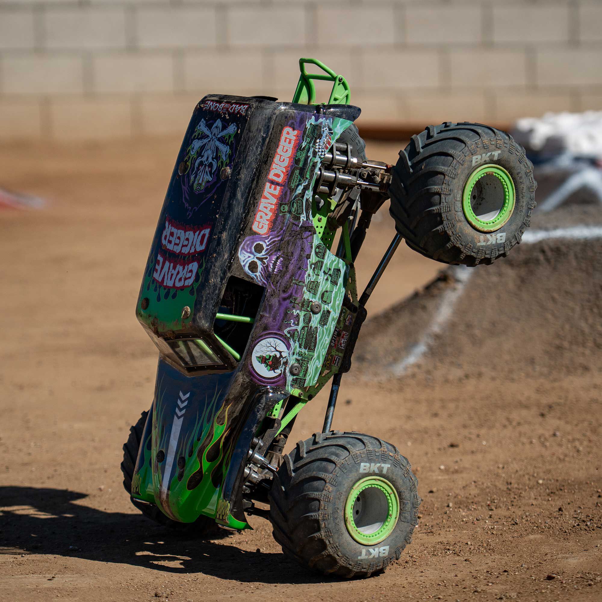 Losi 1/8 LMT 2.0 Grave Digger 4X4 Solid Axle Brushless Monster Truck RTR, Green