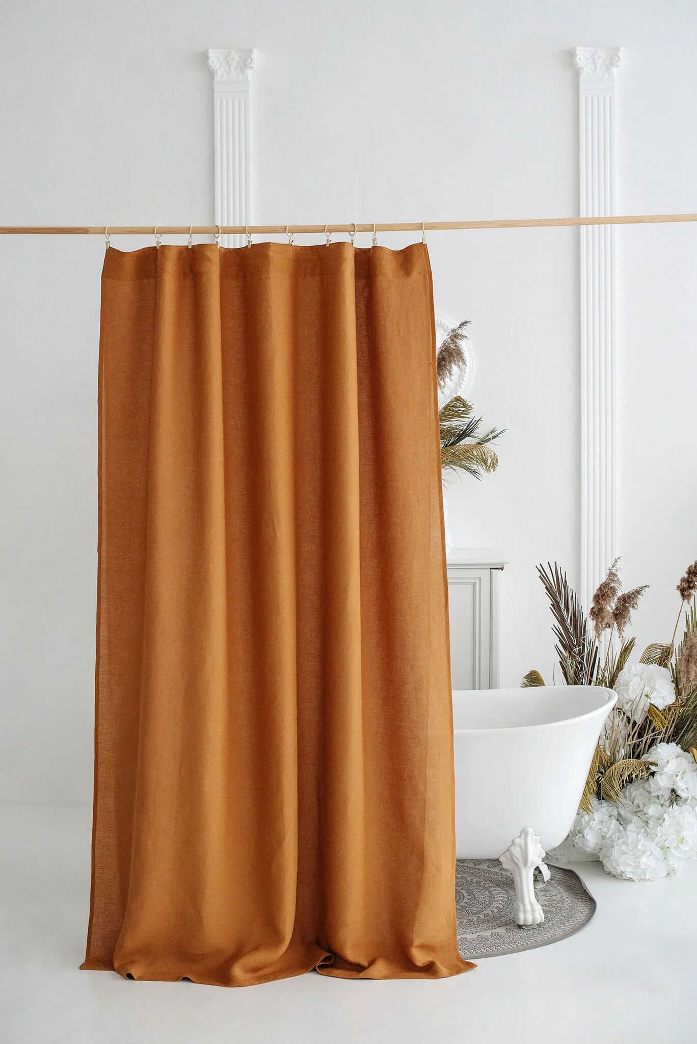 Duschvorhang aus Leinen mit wasserdichtem Futter in der Farbe Bernsteinorange. Sondergrößen erhältlich