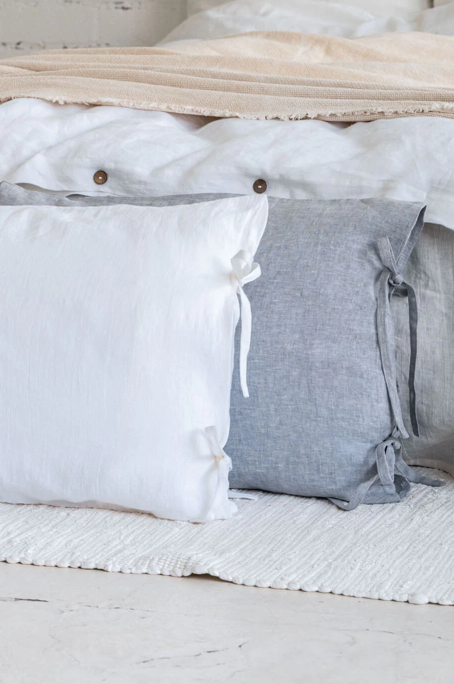 Kissenbezüge aus Leinen mit Bindeverschluss in verschiedenen Farben (2er-Set)