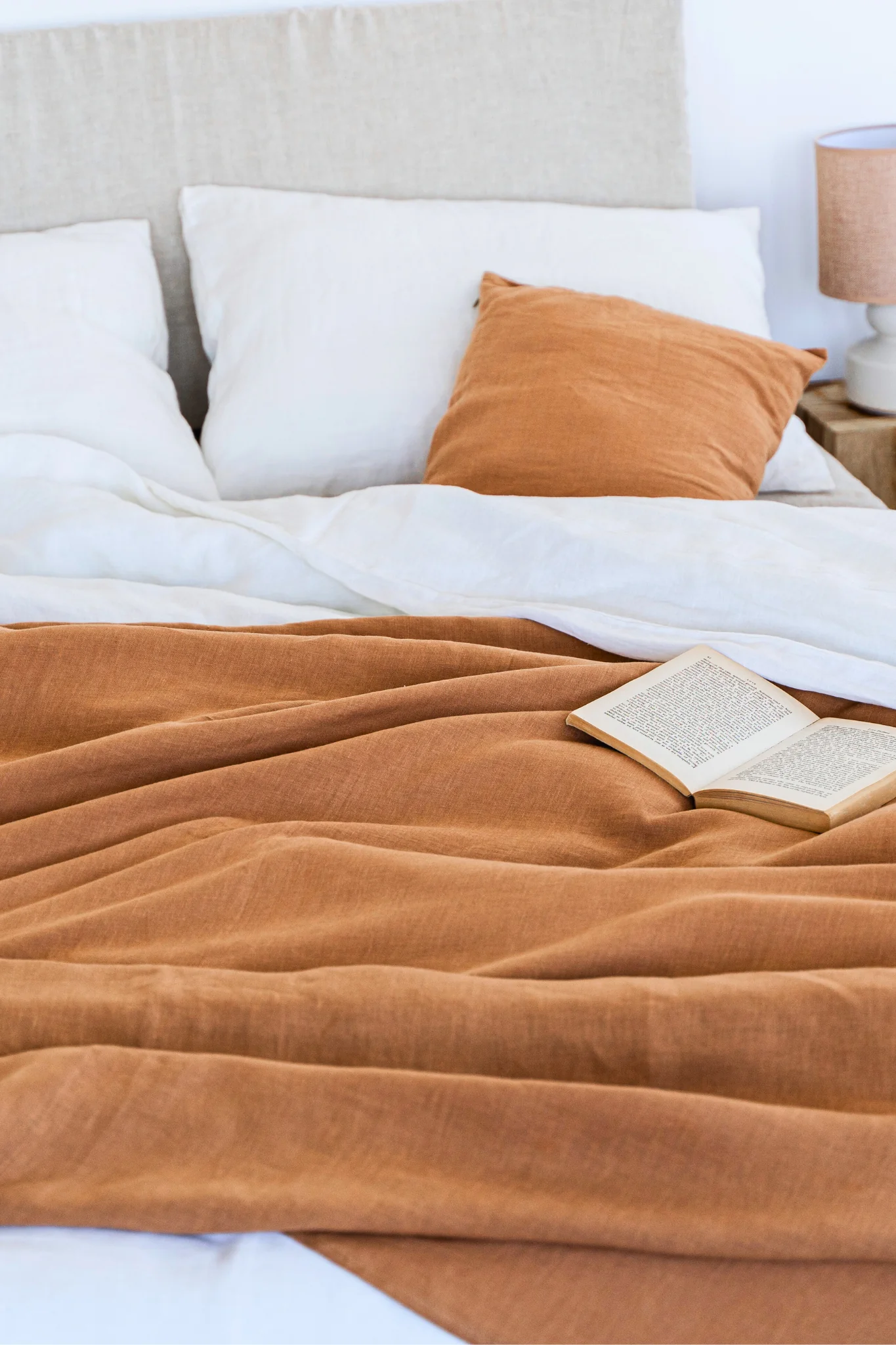 Tagesdecke aus Leinen in der Farbe Bernstein-Orange