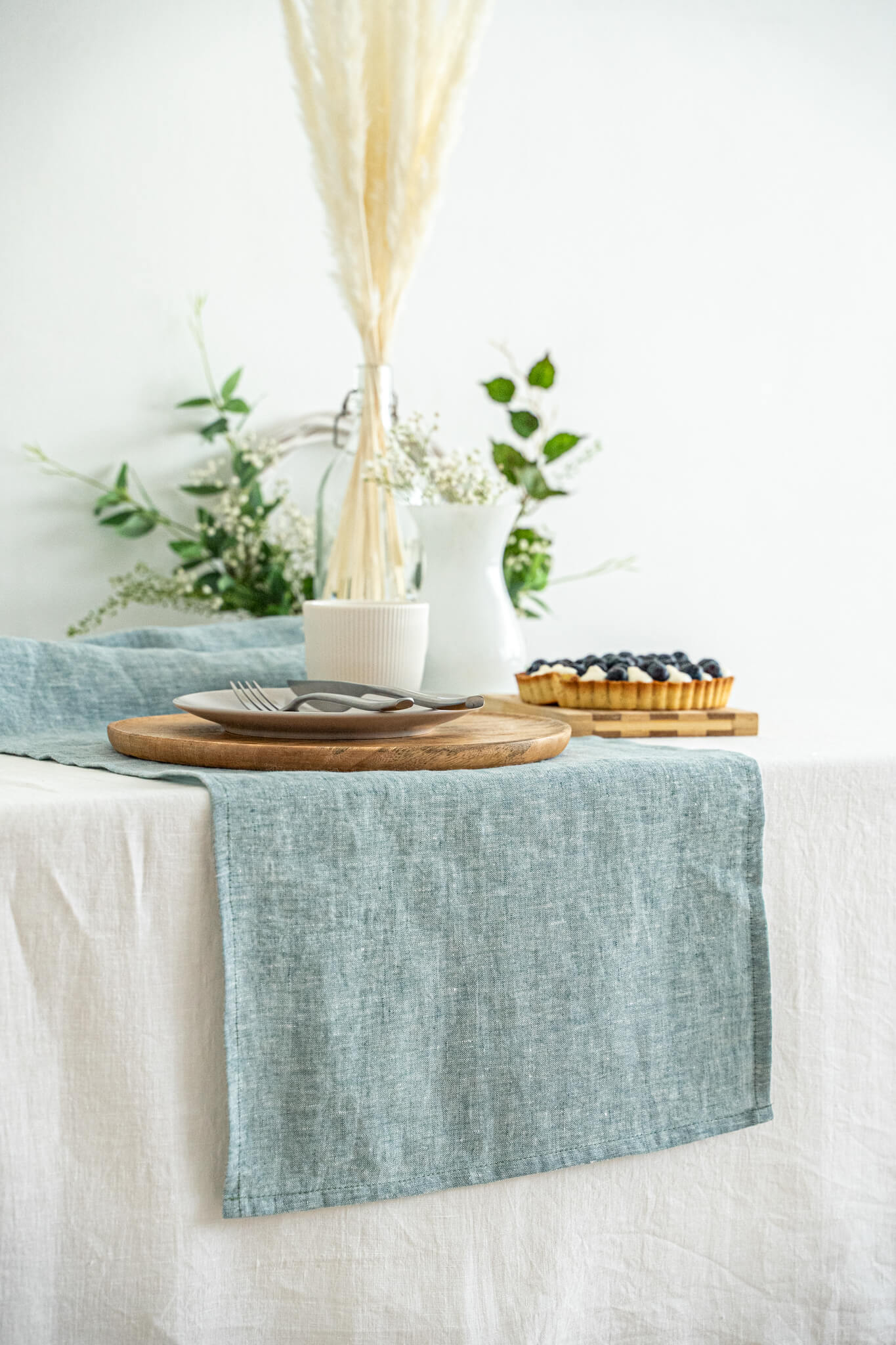 Tischläufer aus Leinen in der Farbe Melange Green