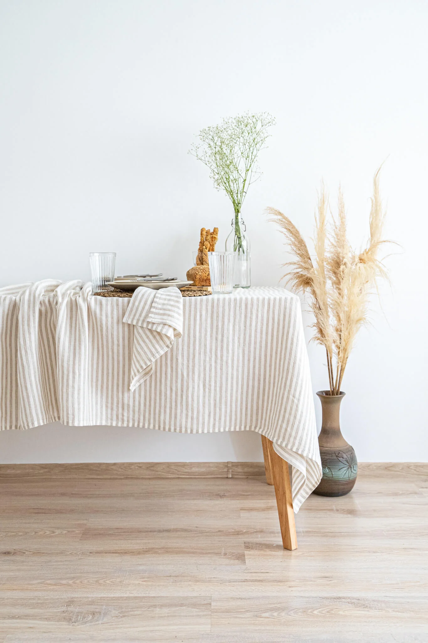 Tischdecke aus Leinen in Naturfarbe gestreift. Sondergrößen erhältlich