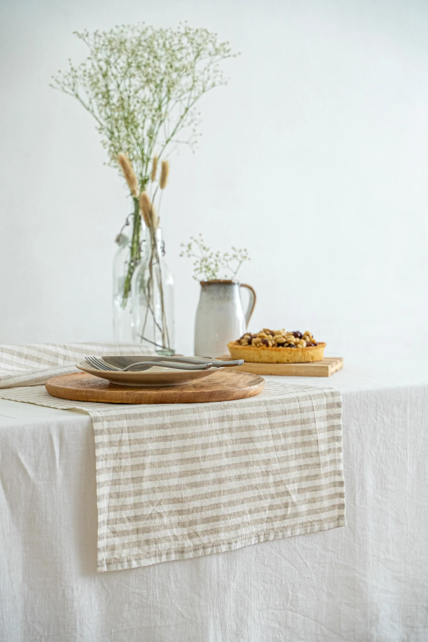 Tischläufer aus Leinen in der Farbe „Streifen Natur“