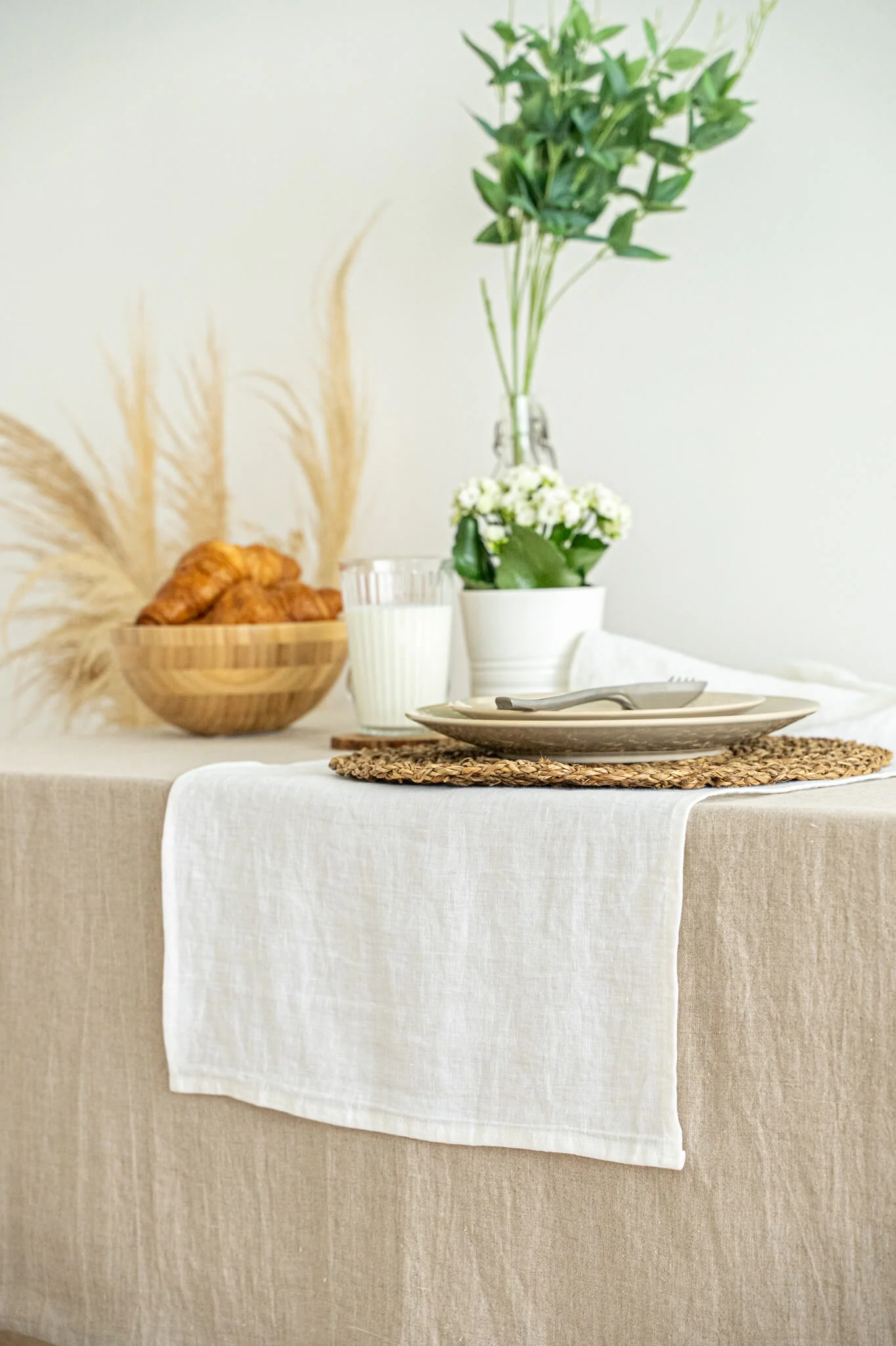 Tischläufer aus Leinen in Off-White-Farbe