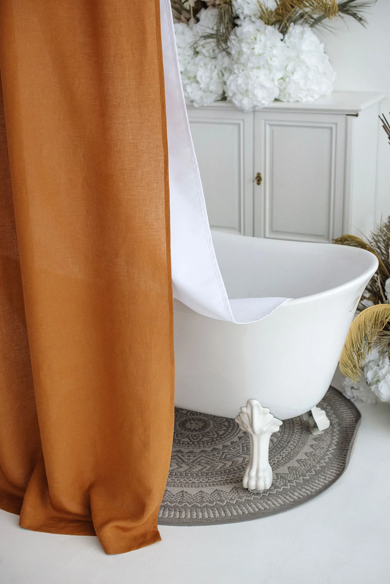 Duschvorhang aus Leinen mit wasserdichtem Futter in der Farbe Bernsteinorange. Sondergrößen erhältlich