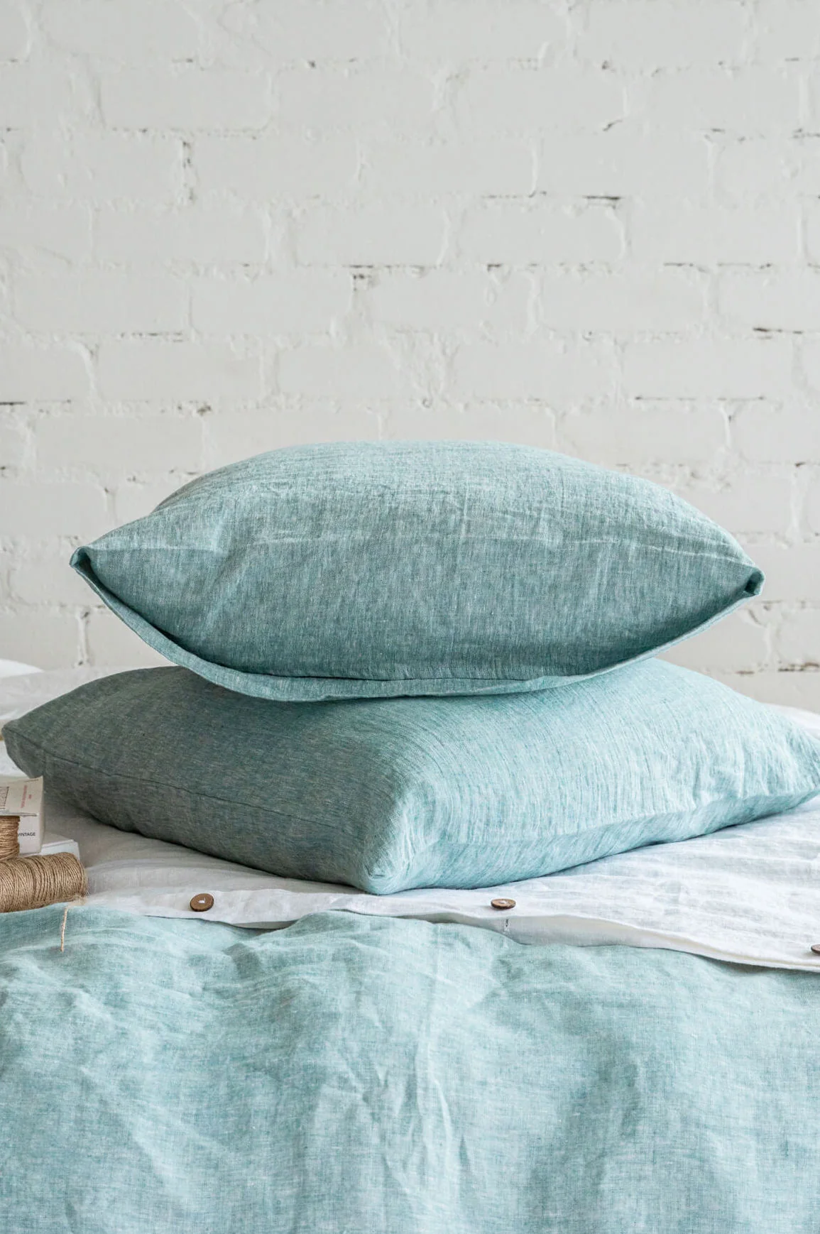 Kissenbezüge aus Leinen mit Hotelverschluss in Melange-Grün (2er-Set)