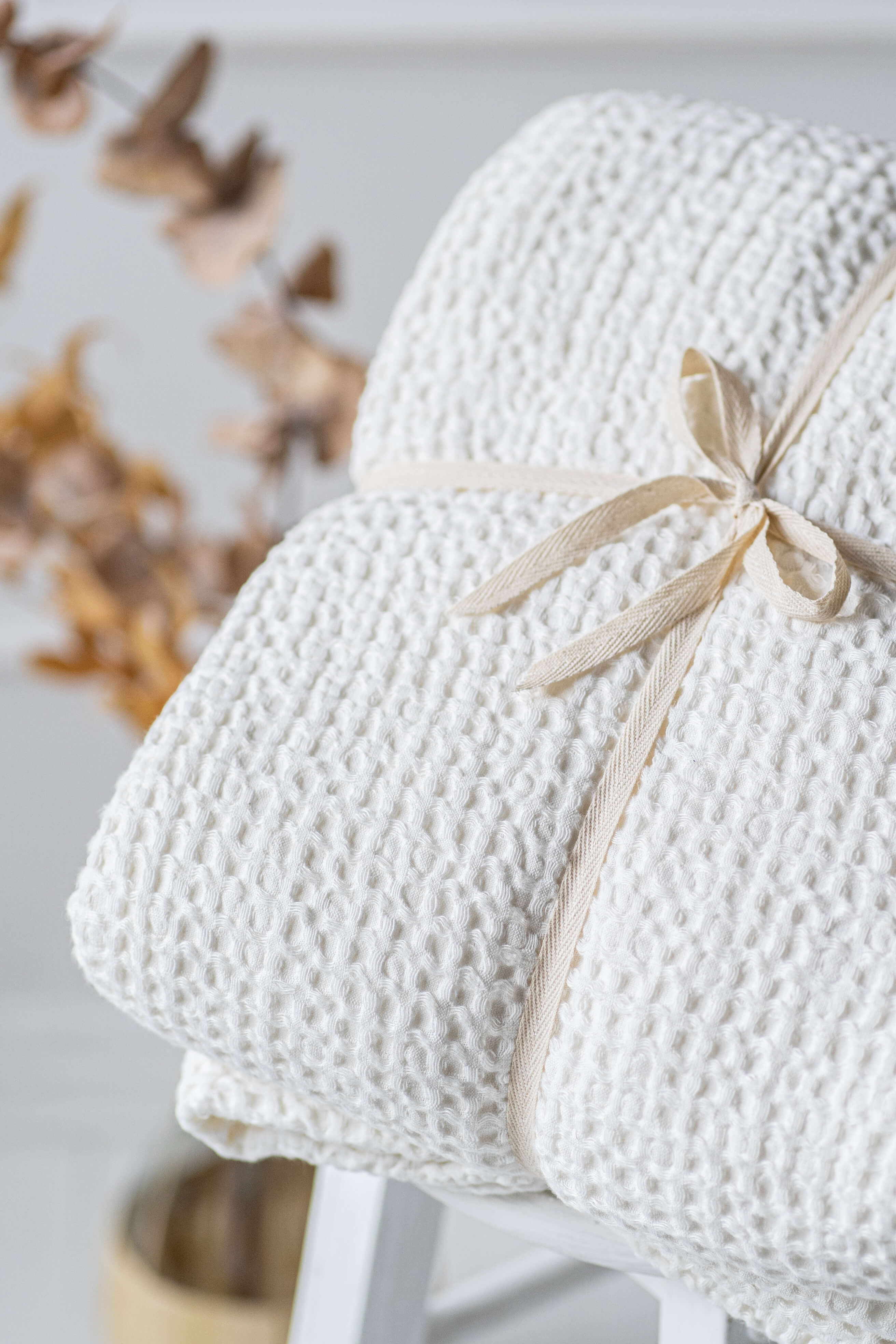 Waffeldecke in milchig-weißer Farbe