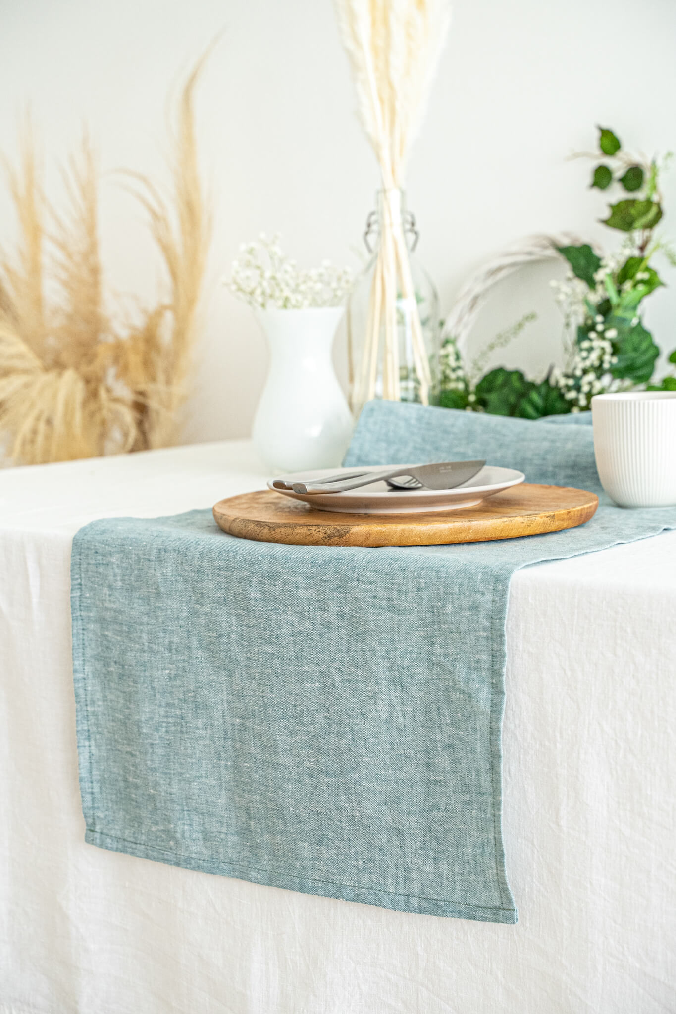 Tischläufer aus Leinen in der Farbe Melange Green