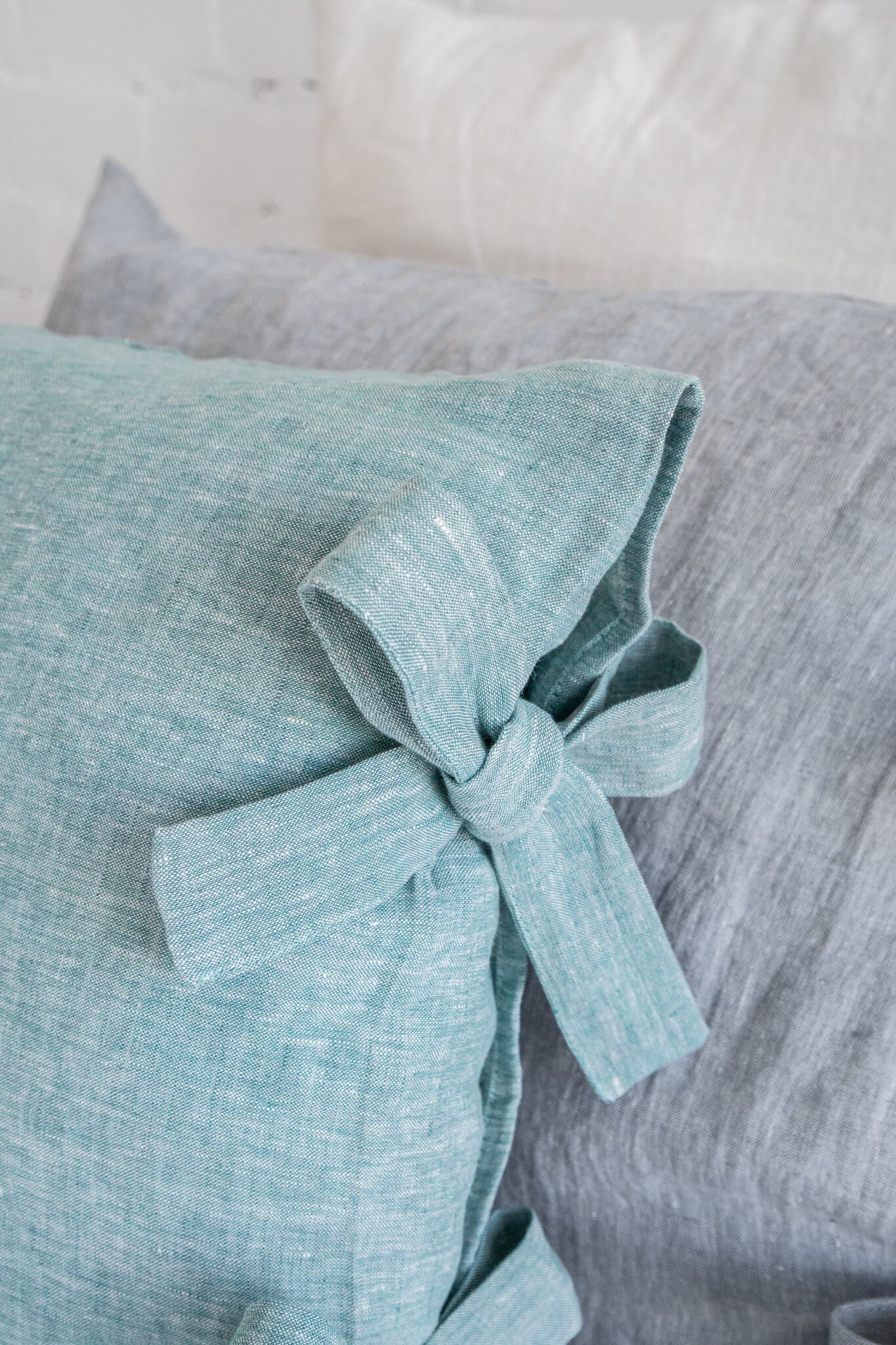 Leinenkissenbezüge mit Bändern in verschiedenen Farben