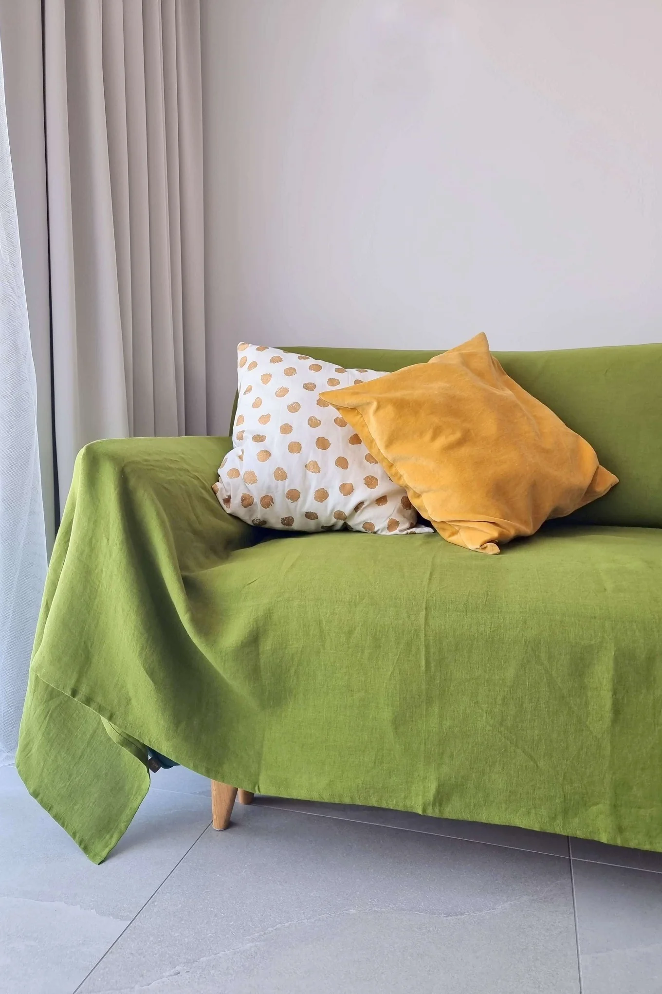 Sofabezug aus Leinen in Moosgrün. Sondergrößen erhältlich