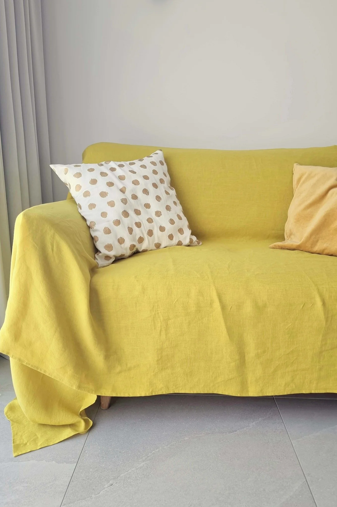 Sofabezug aus Leinen in Gelb. Sondergrößen erhältlich