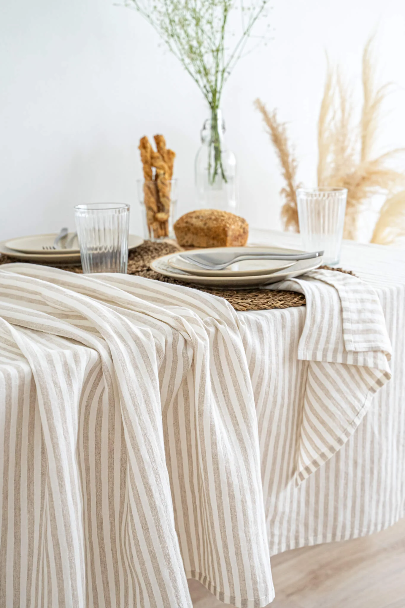 Tischdecke aus Leinen in Naturfarbe gestreift. Sondergrößen erhältlich