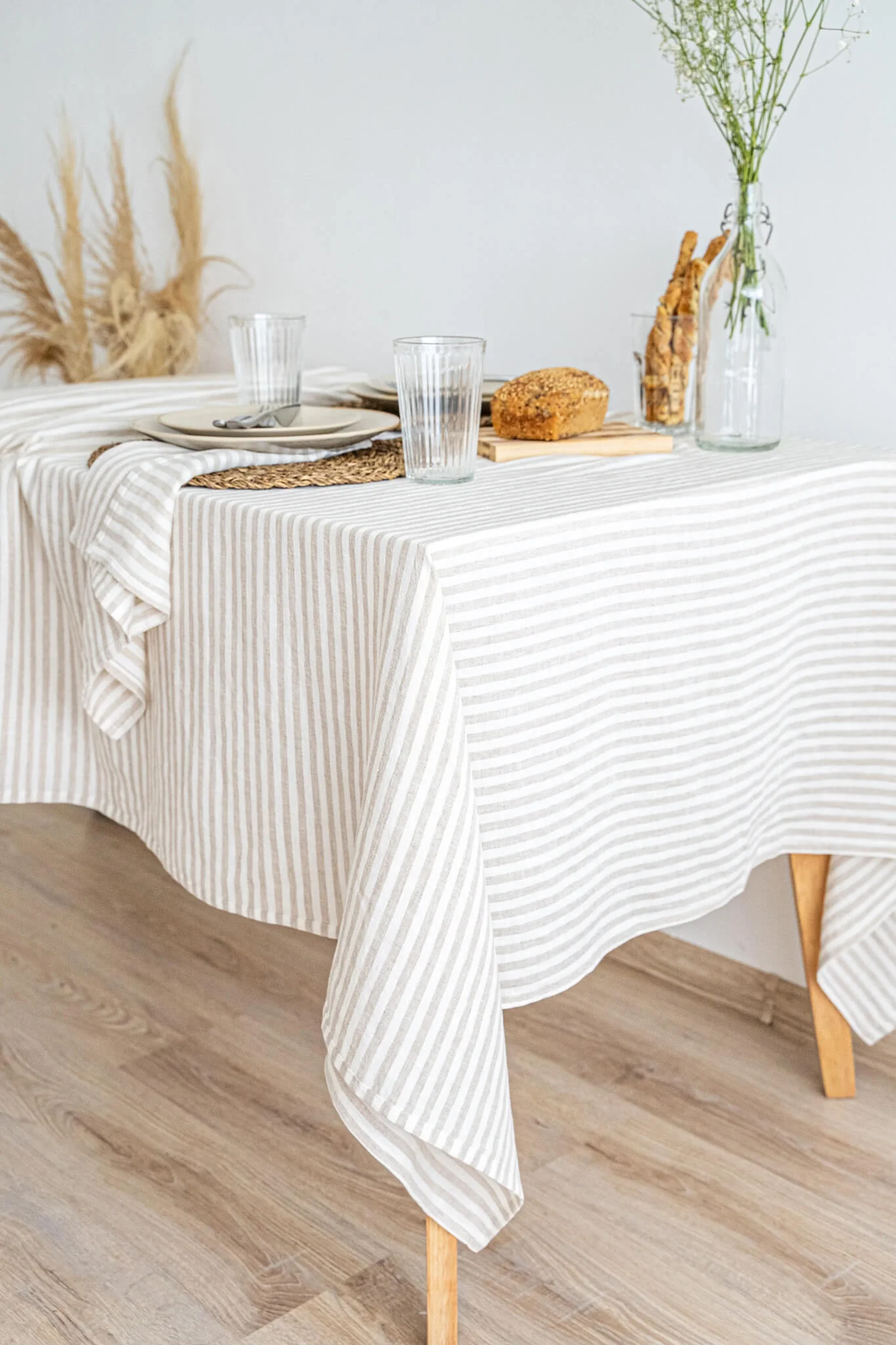 Tischdecke aus Leinen in Naturfarbe gestreift. Sondergrößen erhältlich