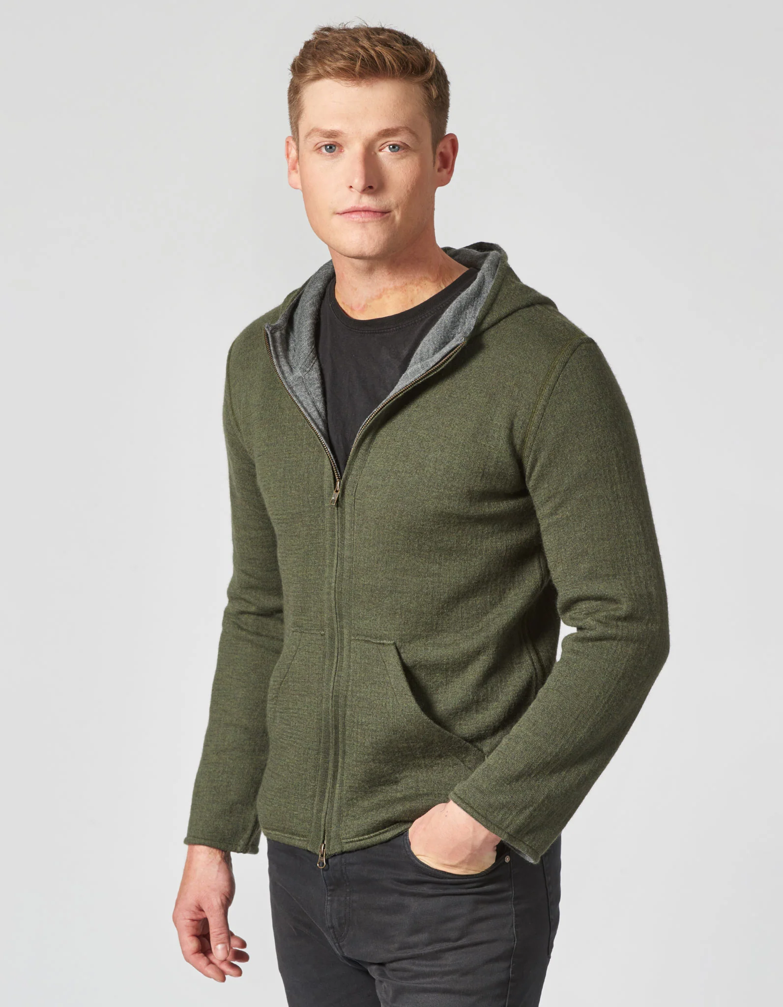 Herren Kapuzenjacke mit Doppelreiverschluss und Taschen aus Bio-Wolle
