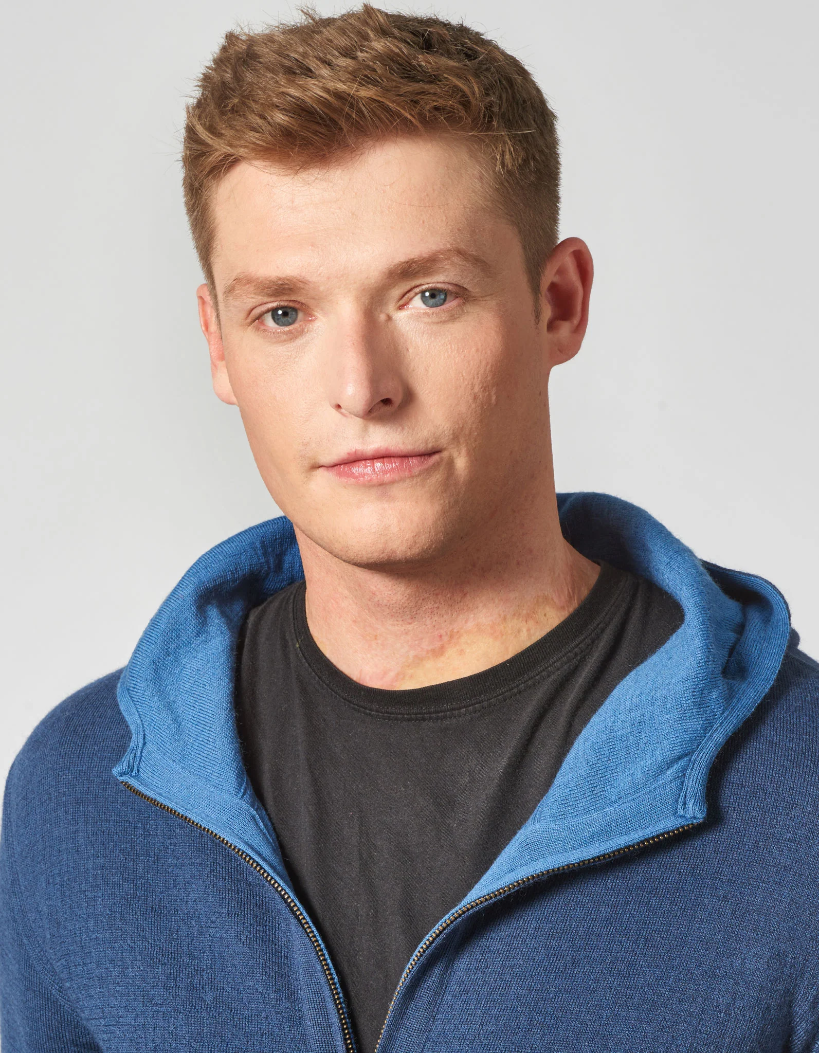 Herren Kapuzenjacke mit Doppelreiverschluss und Taschen aus Bio-Wolle