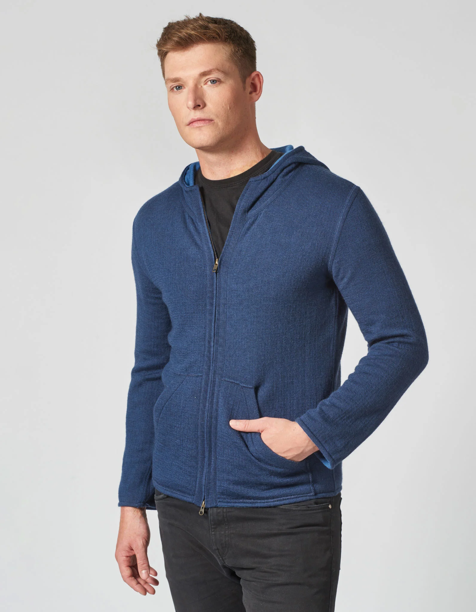 Herren Kapuzenjacke mit Doppelreiverschluss und Taschen aus Bio-Wolle