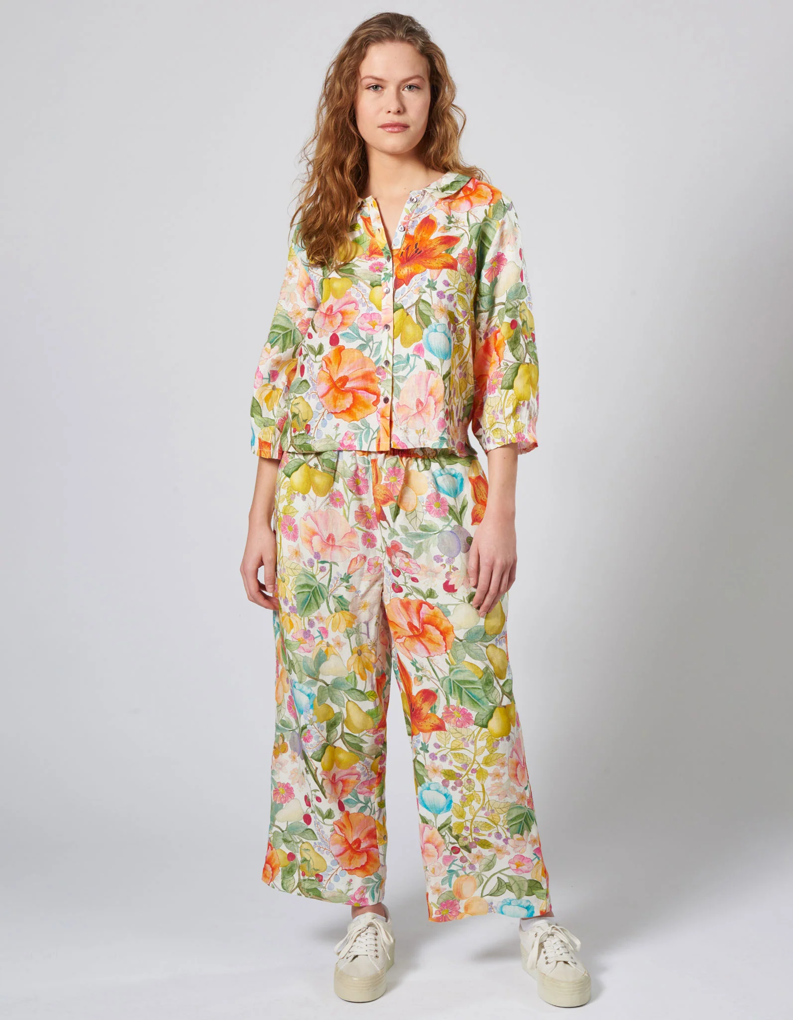 Leinenhose Saluki wei mit floralem Muster