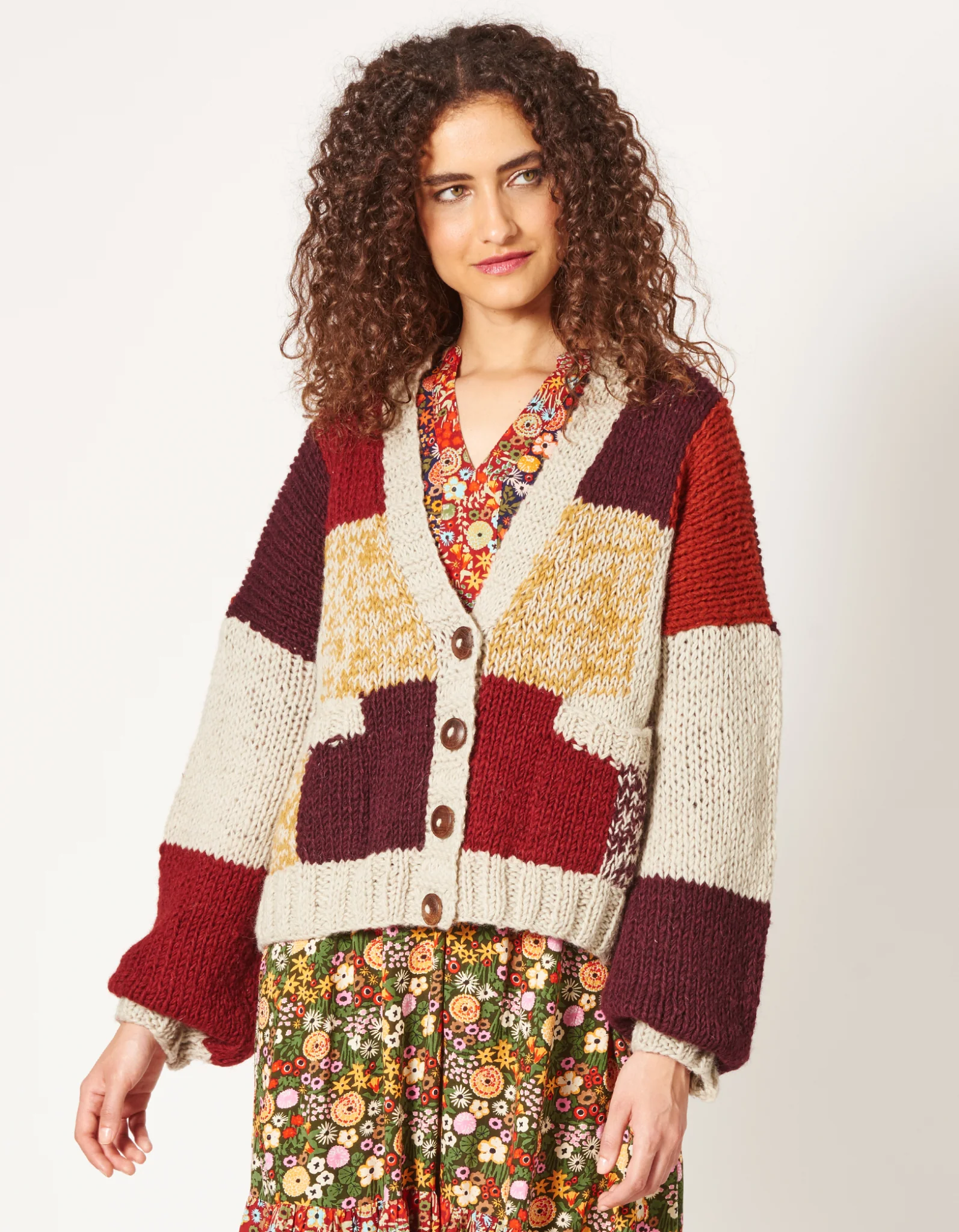 Kurzer Cardigan in Patchwork-Optik aus reiner Schurwolle
