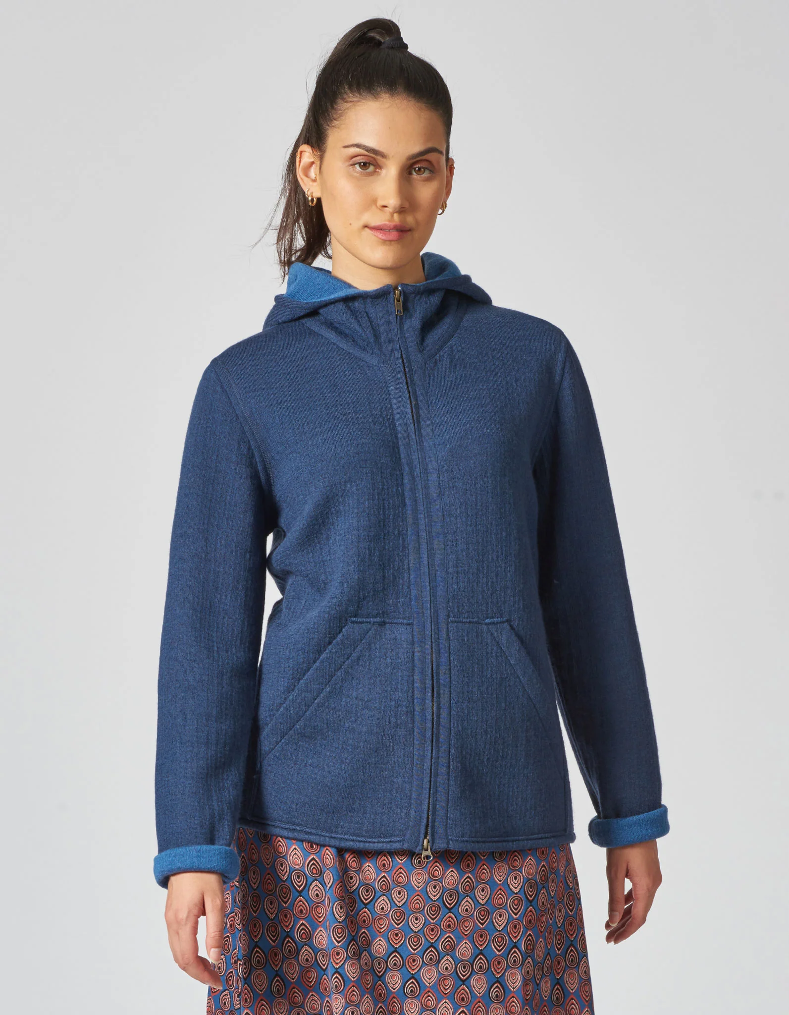Damen Kapuzenjacke mit Doppelreiverschluss und Taschen aus Bio-Wolle