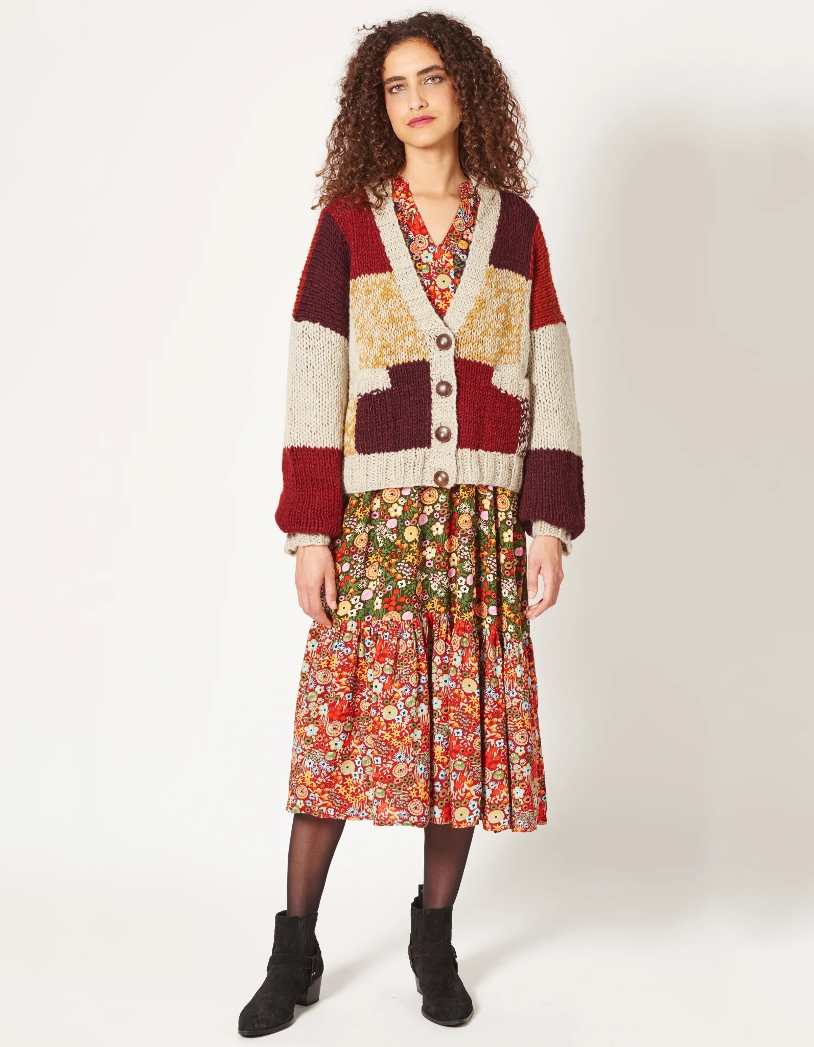 Kurzer Cardigan in Patchwork-Optik aus reiner Schurwolle