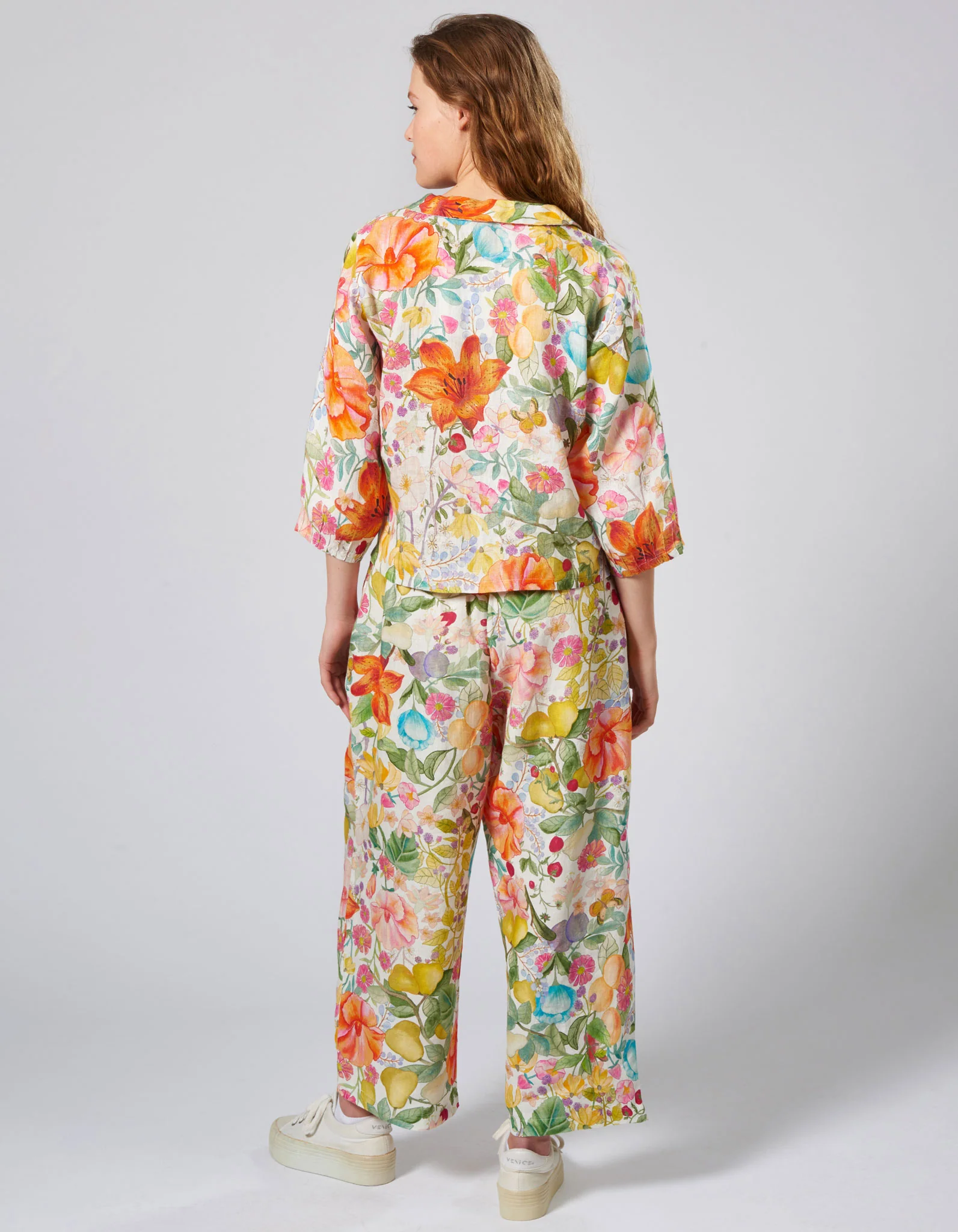 Leinenhose Saluki wei mit floralem Muster