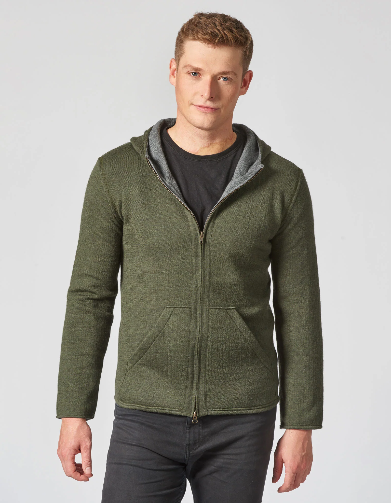 Herren Kapuzenjacke mit Doppelreiverschluss und Taschen aus Bio-Wolle