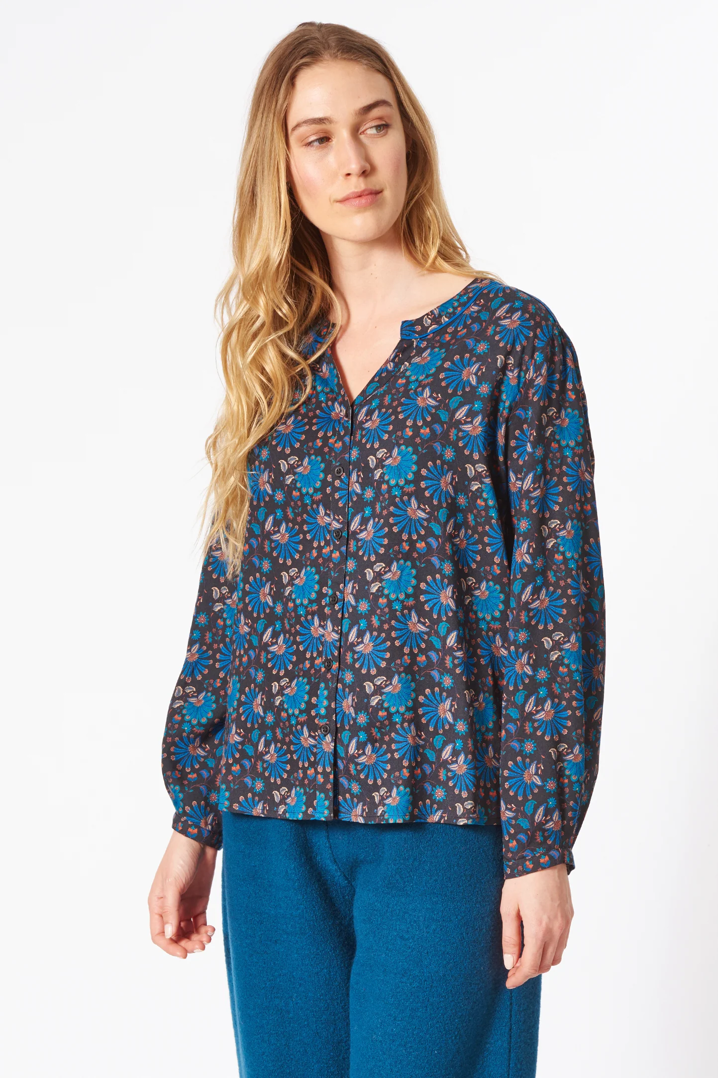 Bluse aus nachhaltiger  Viskose mit Federprint