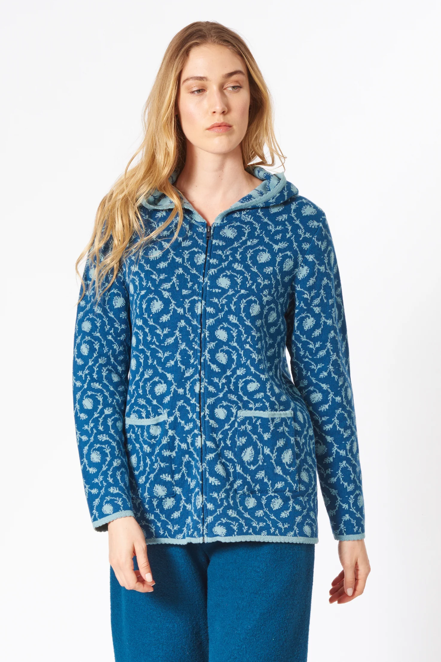 Hochwertige Kapuzenjacke aus Bio-Baumwolle im Jacquard-Strick