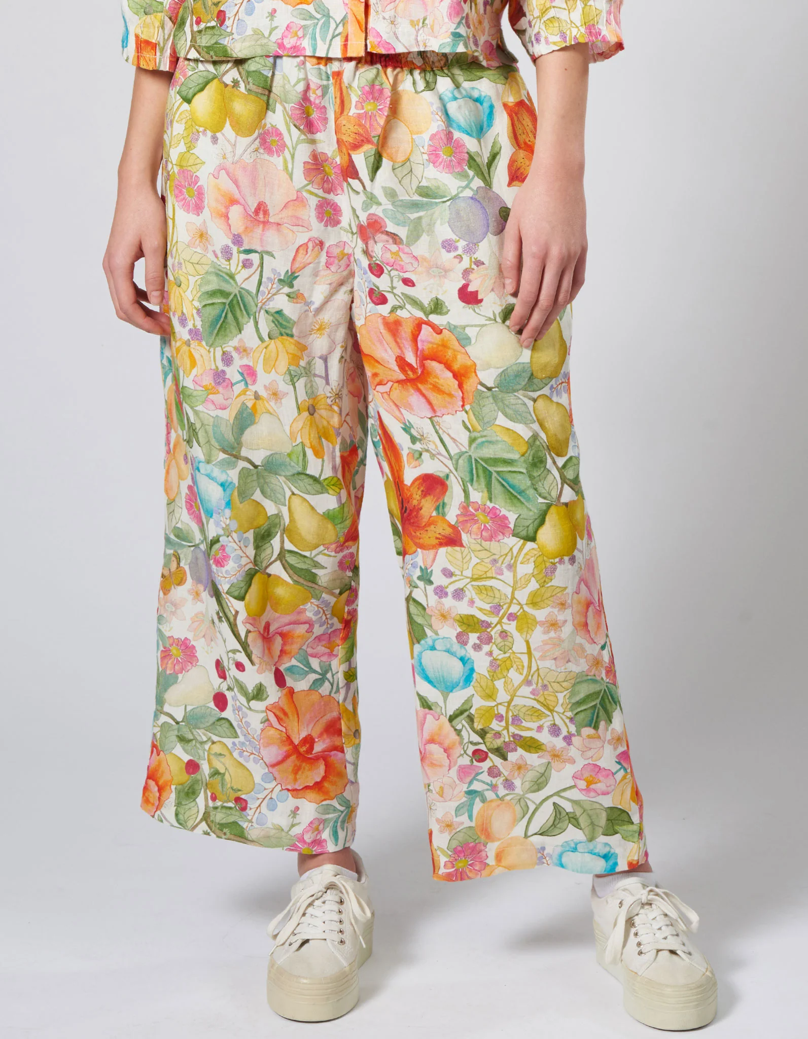 Leinenhose Saluki wei mit floralem Muster