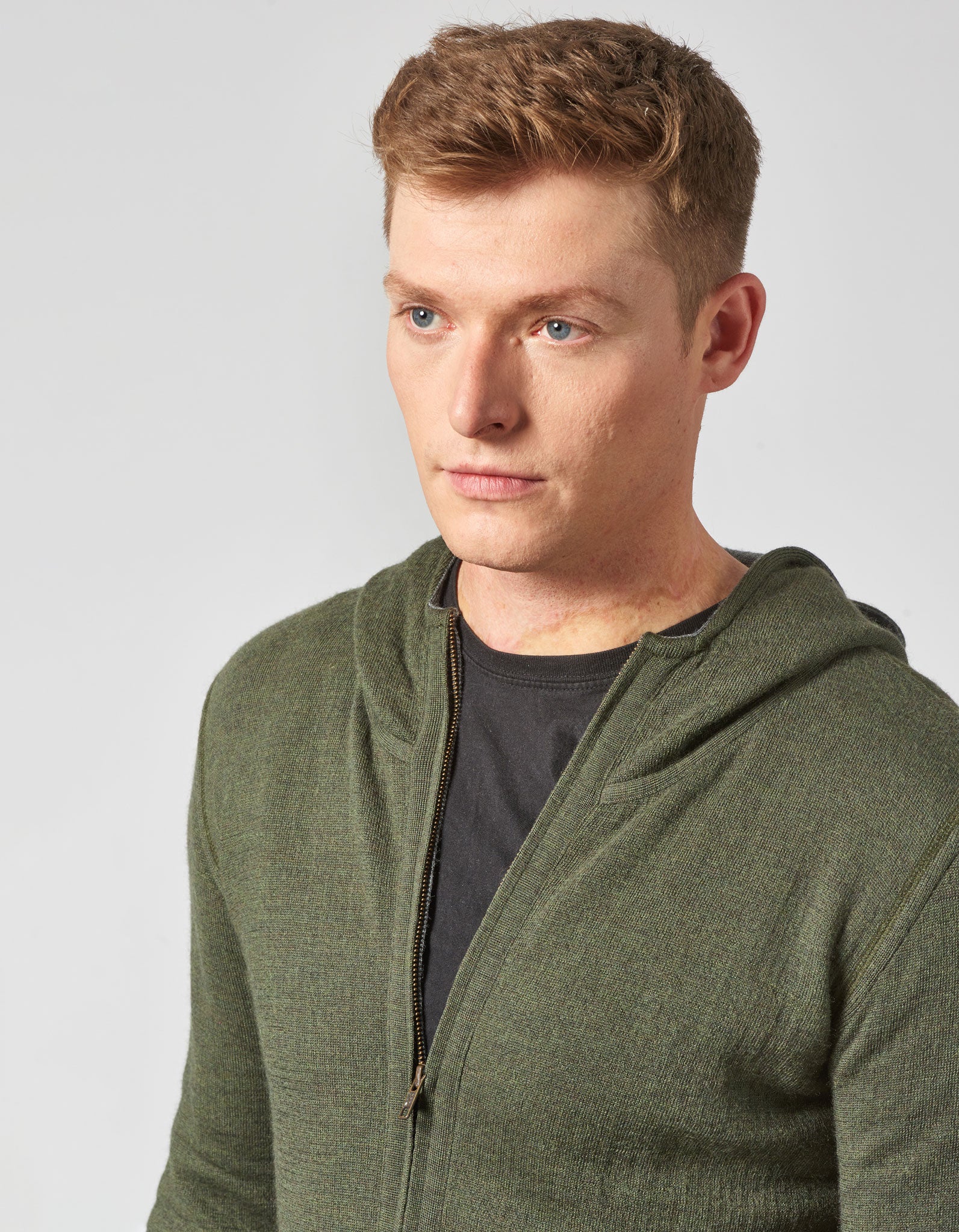 Herren Kapuzenjacke mit Doppelreiverschluss und Taschen aus Bio-Wolle