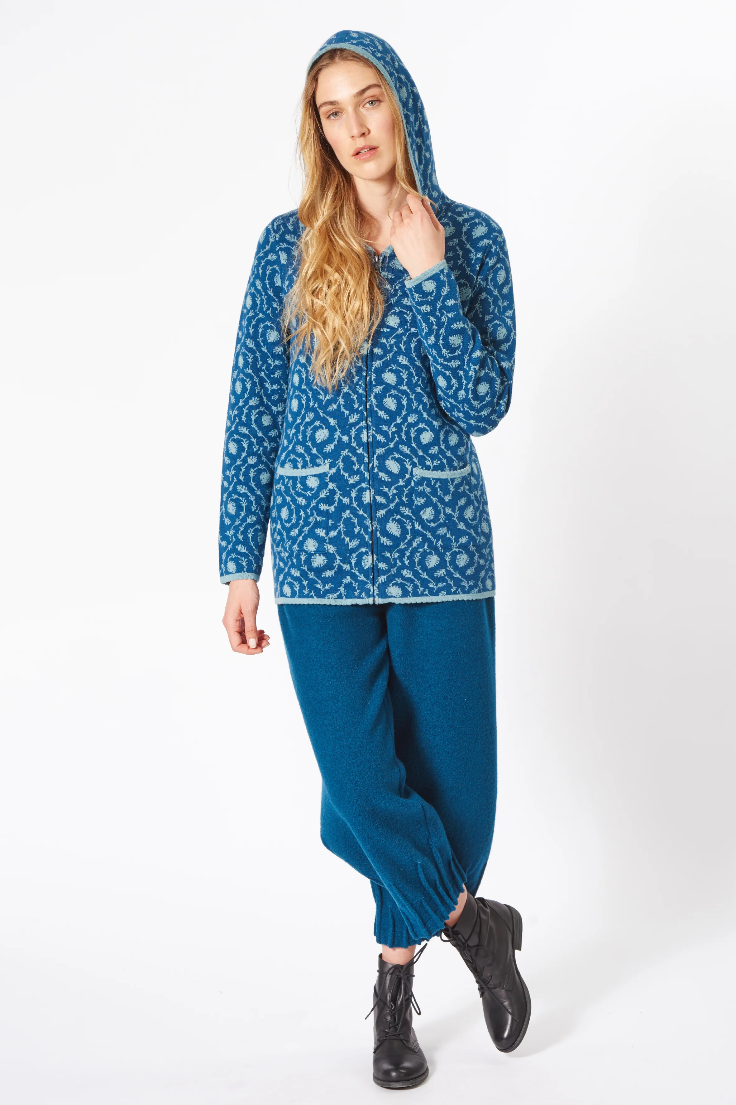 Hochwertige Kapuzenjacke aus Bio-Baumwolle im Jacquard-Strick