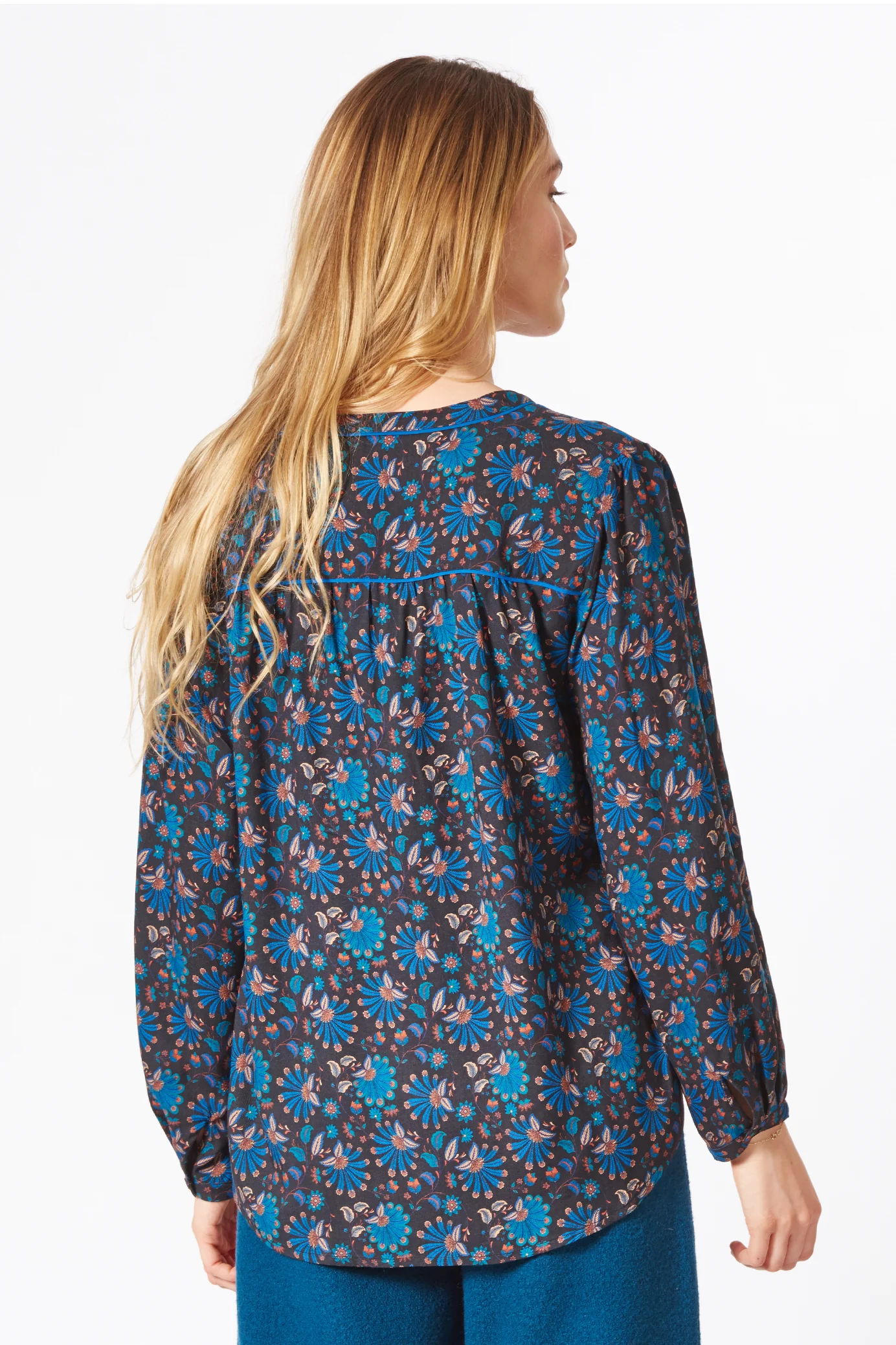 Bluse aus nachhaltiger  Viskose mit Federprint