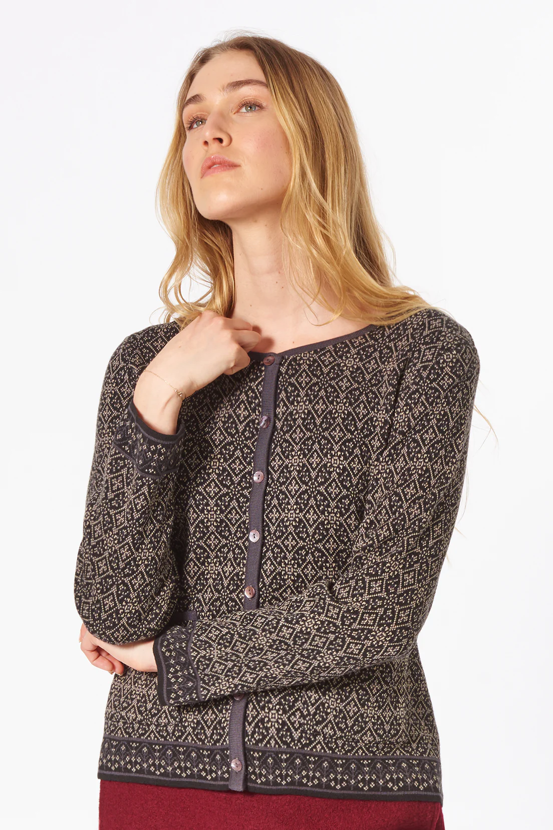 Schwarz-beiger Cardigan aus Bio-Baumwolle im eleganten Jacquard-Strickmuster