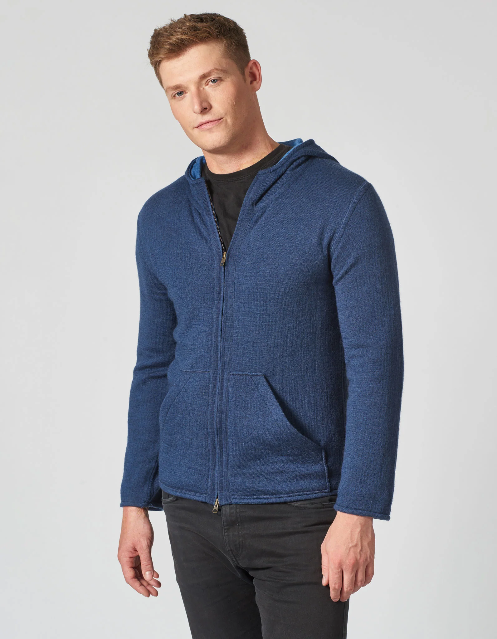 Herren Kapuzenjacke mit Doppelreiverschluss und Taschen aus Bio-Wolle