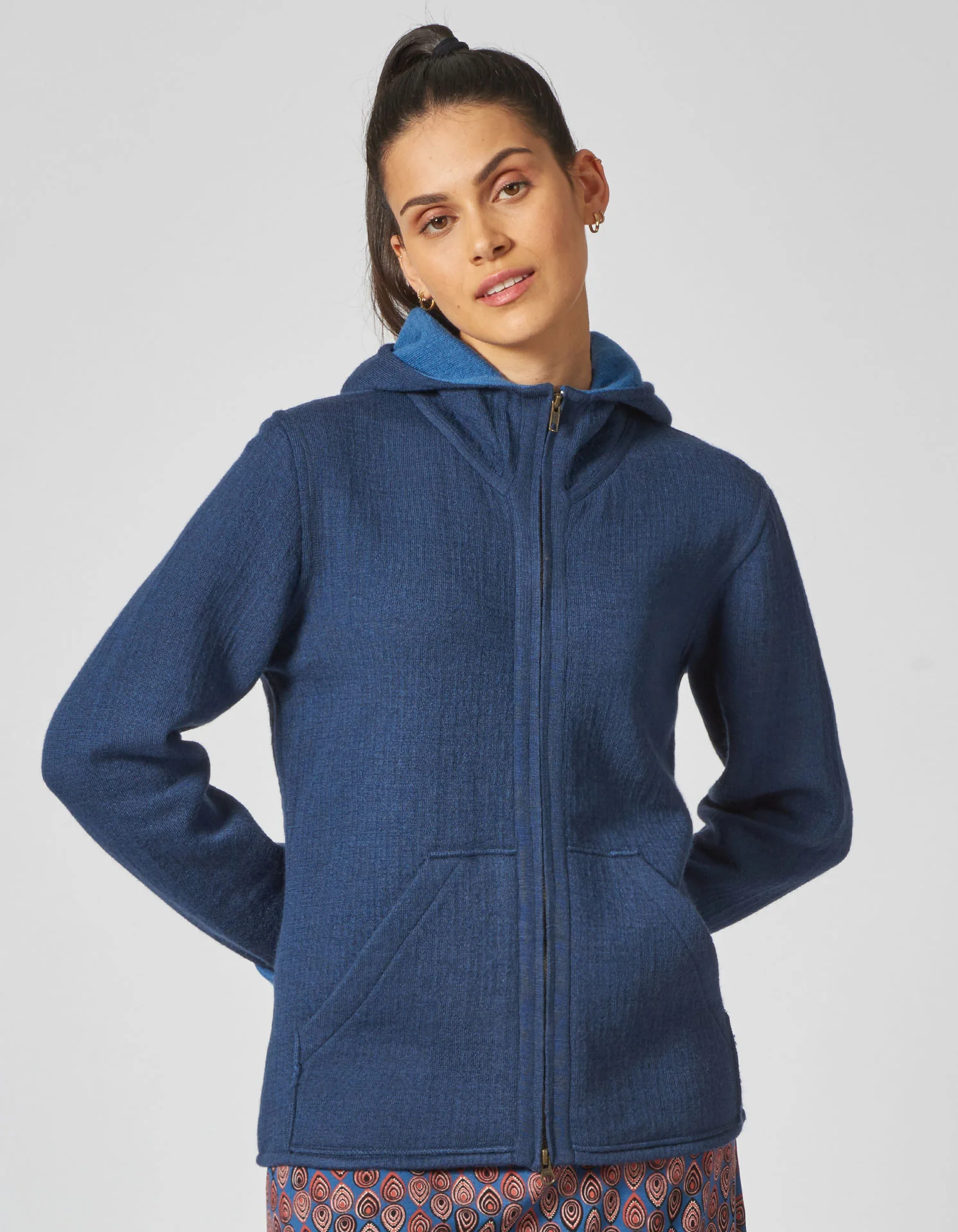 Damen Kapuzenjacke mit Doppelreiverschluss und Taschen aus Bio-Wolle