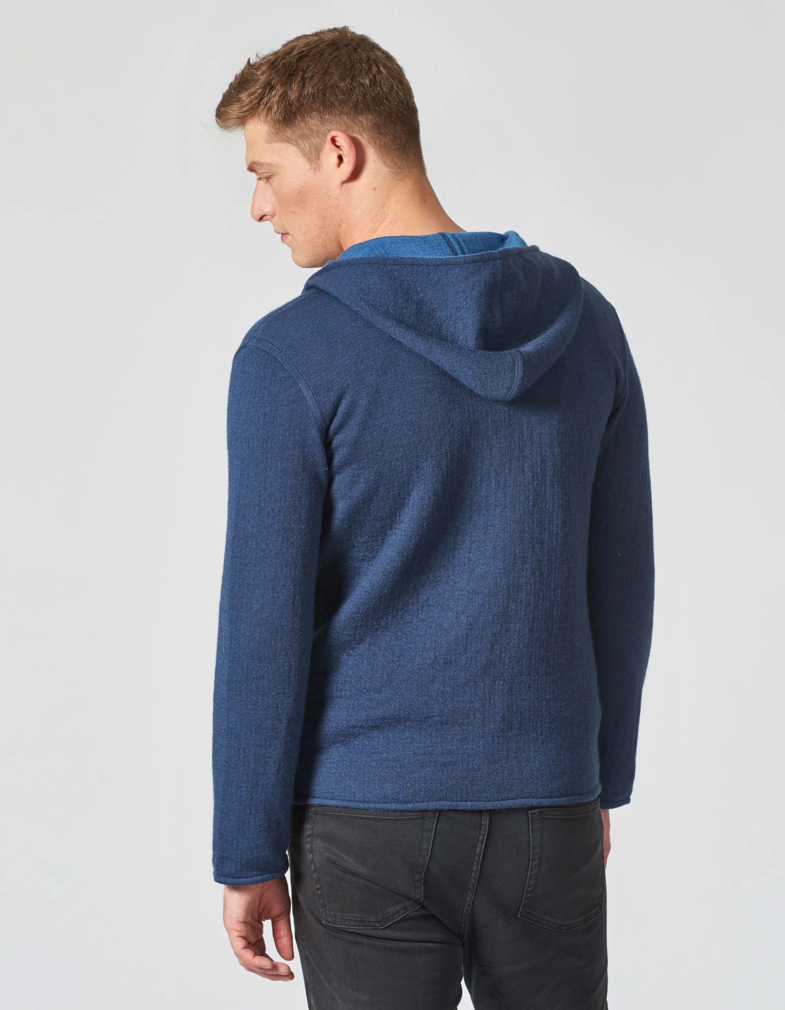 Herren Kapuzenjacke mit Doppelreiverschluss und Taschen aus Bio-Wolle