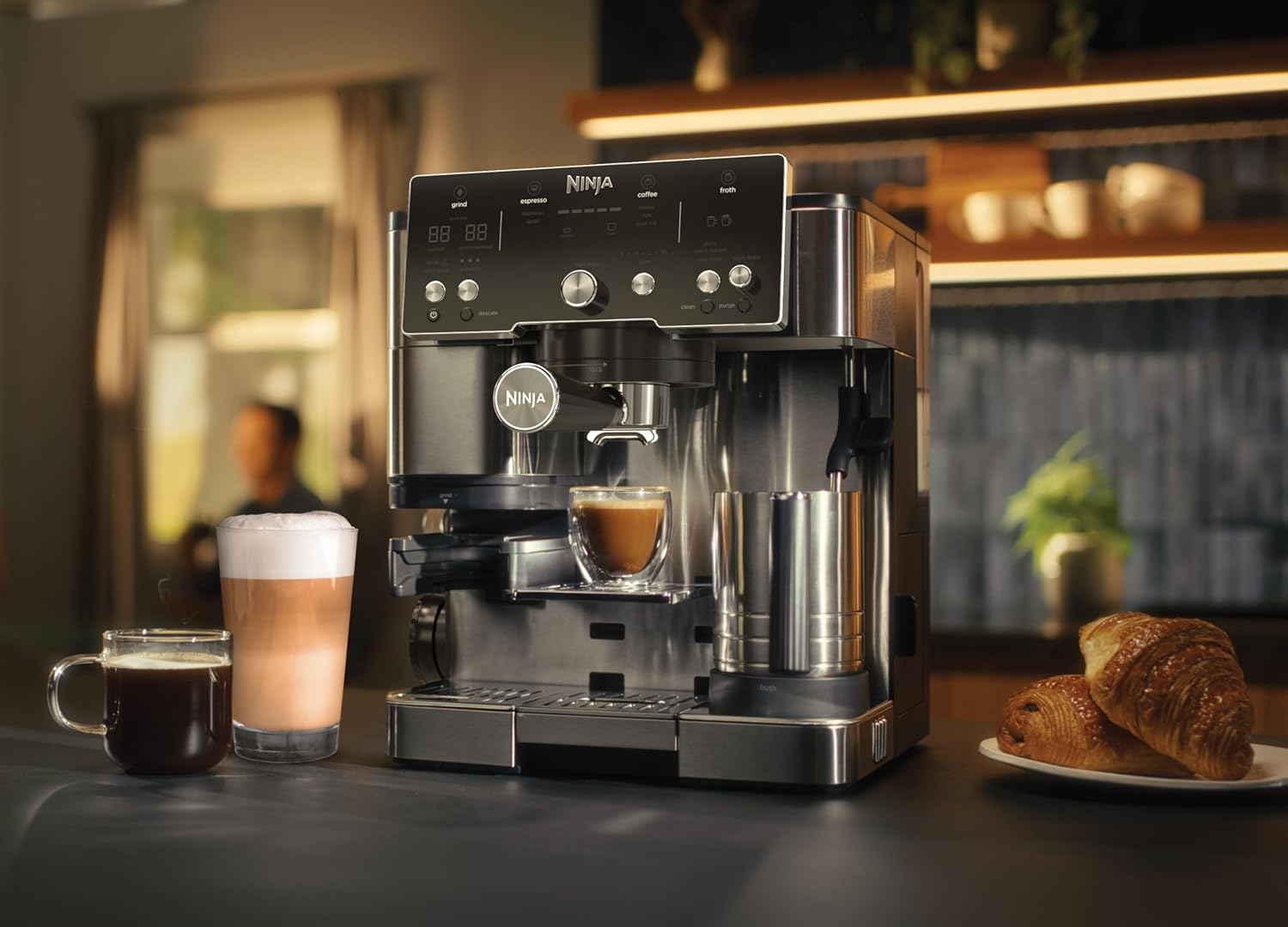 NINJA Machine à café Luxe Premier 3-en-1, Latte, Cappuccino, Infusion à froid et Espresso avec broyeur à grains et mousseur à lait intégrés, facile à utiliser, EU Prise, argent, ES601EU