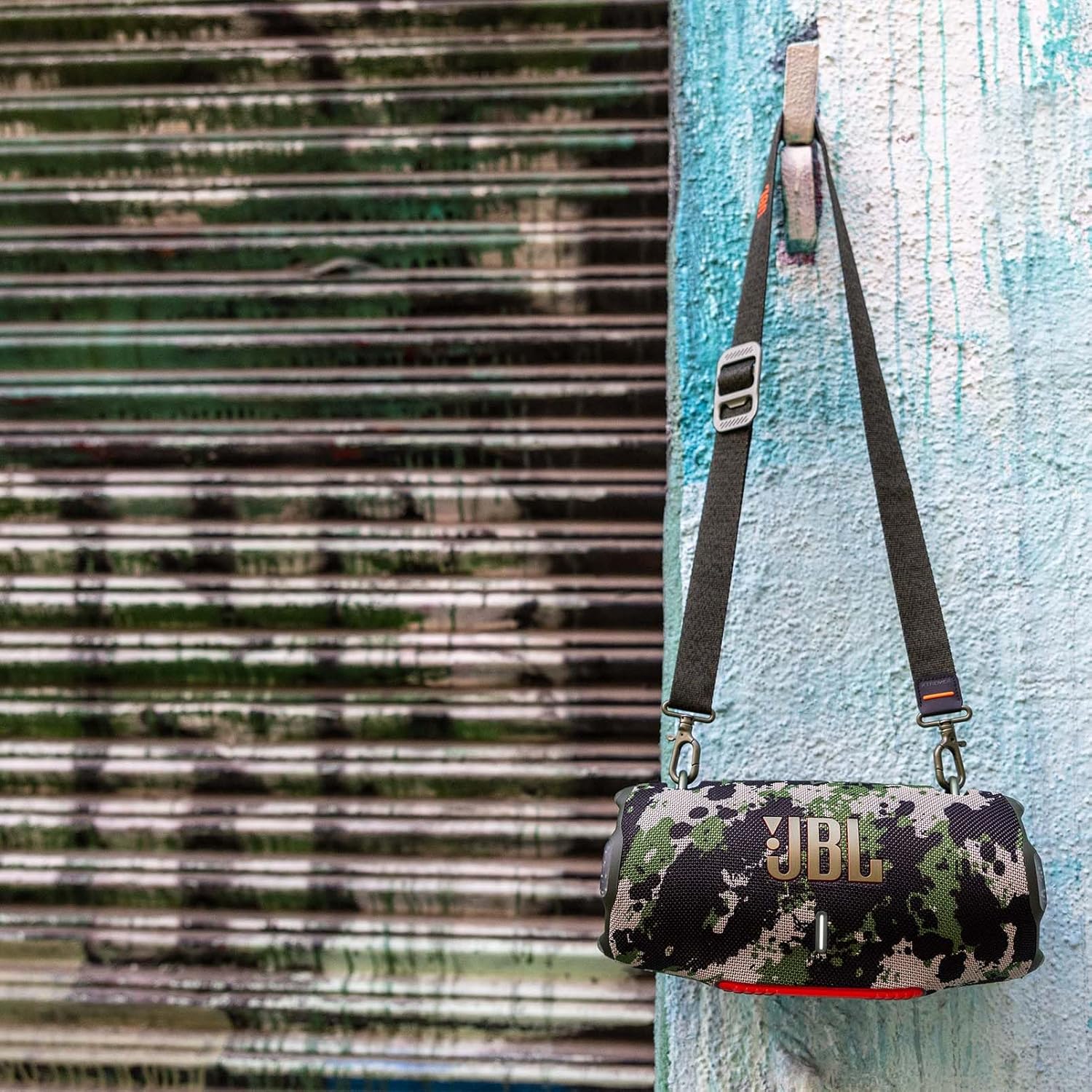 JBL Xtreme 4, Enceinte portable Bluetooth avec son JBL Pro, jusqu'à 24h d'autonomie, Recharge rapide, Étanche indice IP67, bandoulière incluse, bleu, Prise européenne (Type C)