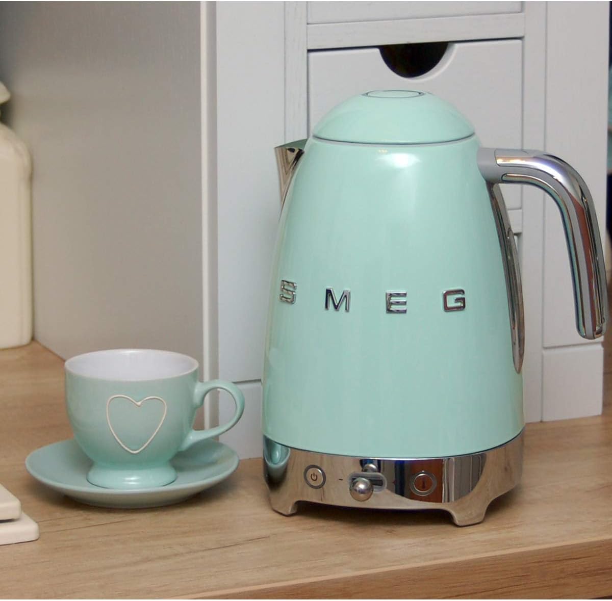 Smeg, Bouilloire à Température Variable KLF04BLEU 1,7 L, Plusieurs Température, Filtre Anticalcaire Lavable, Arrêt Automatique de Sécurité, Indicateur de Niveau d'Eau, Range Câble, 2400W, Noir