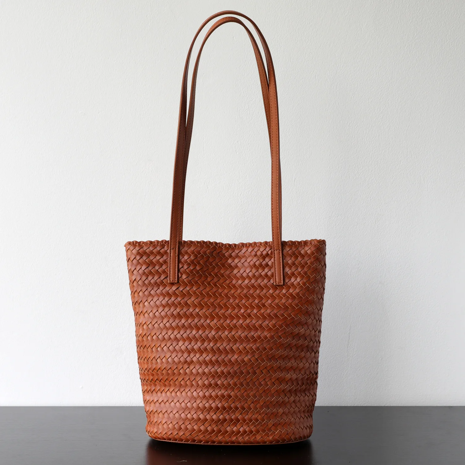 Vegetable Tanned Cowhide Armpit Bag Hand Woven Lazy Simple Design Genuine Leather Hand-Held Bucket Bag for Casual Use