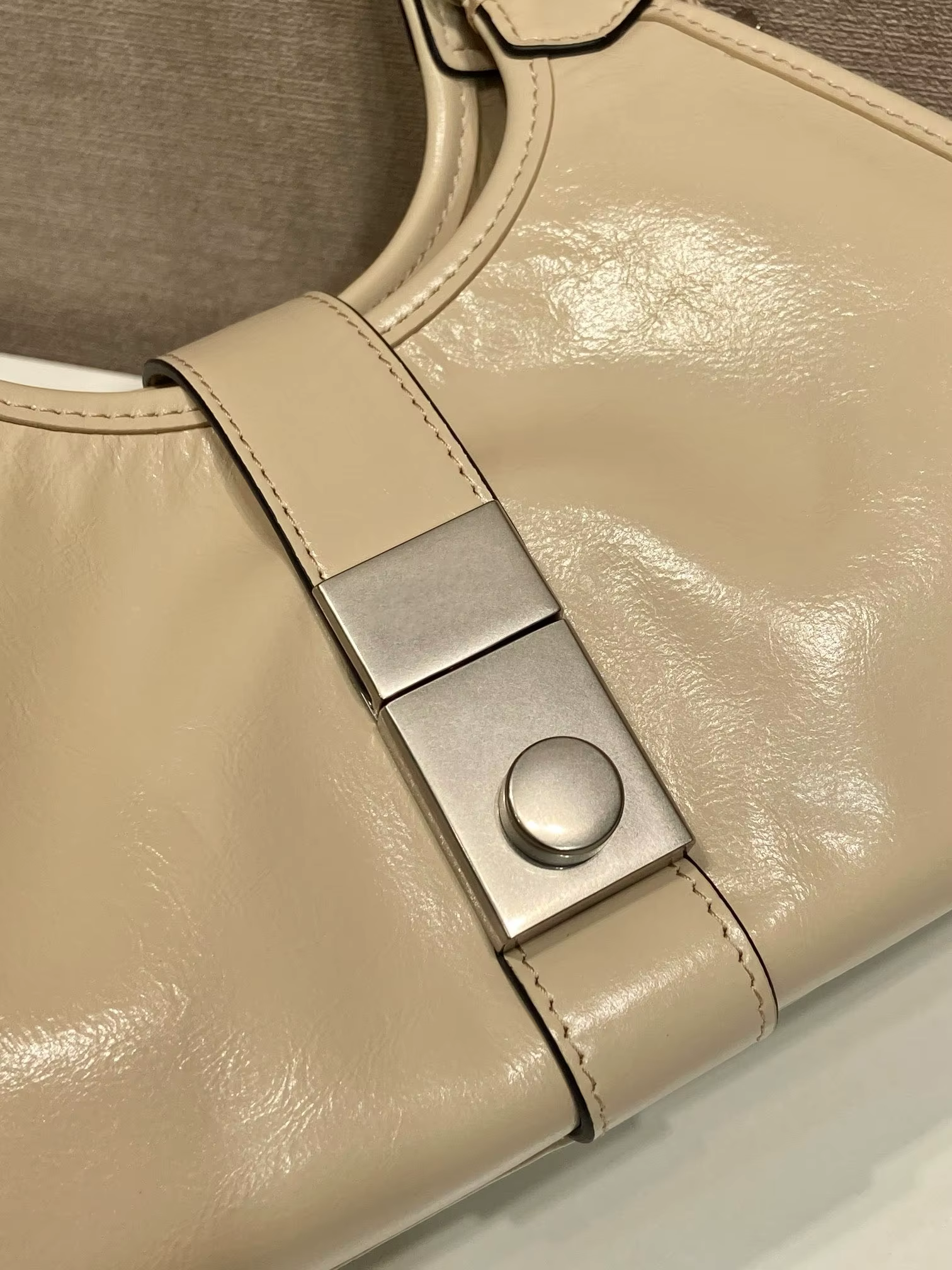 25 Summer New Mini Fashion Show Oil Wax Leather Handbag Shoulder Backpack Large Capacity Fashionable and Atmospheric Women's Bag