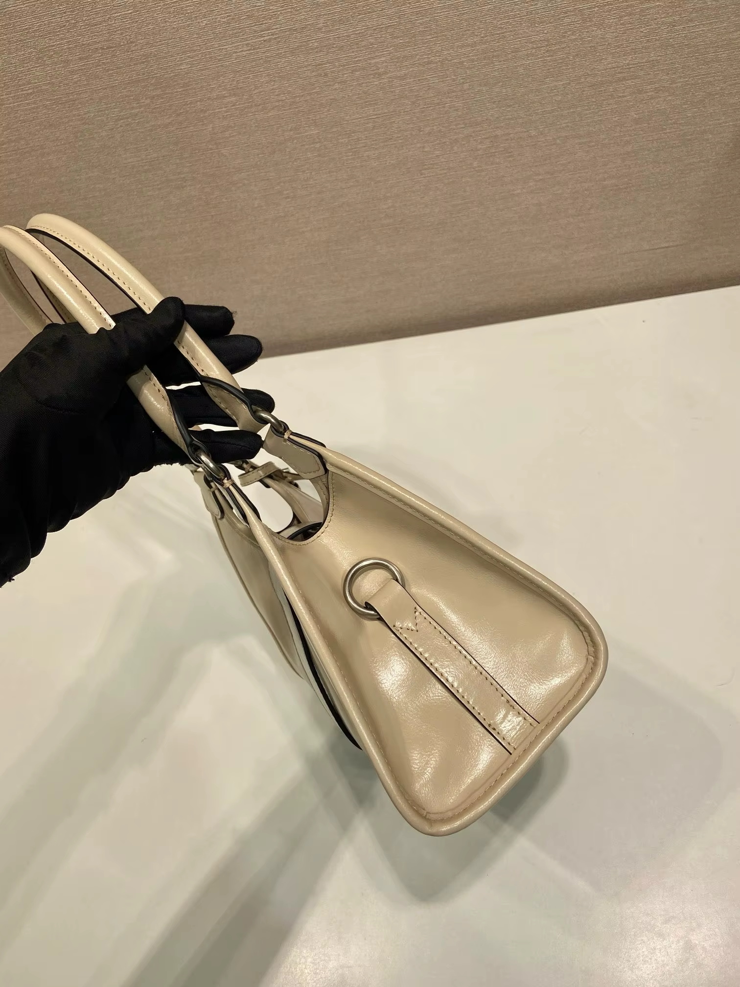 25 Summer New Mini Fashion Show Oil Wax Leather Handbag Shoulder Backpack Large Capacity Fashionable and Atmospheric Women's Bag