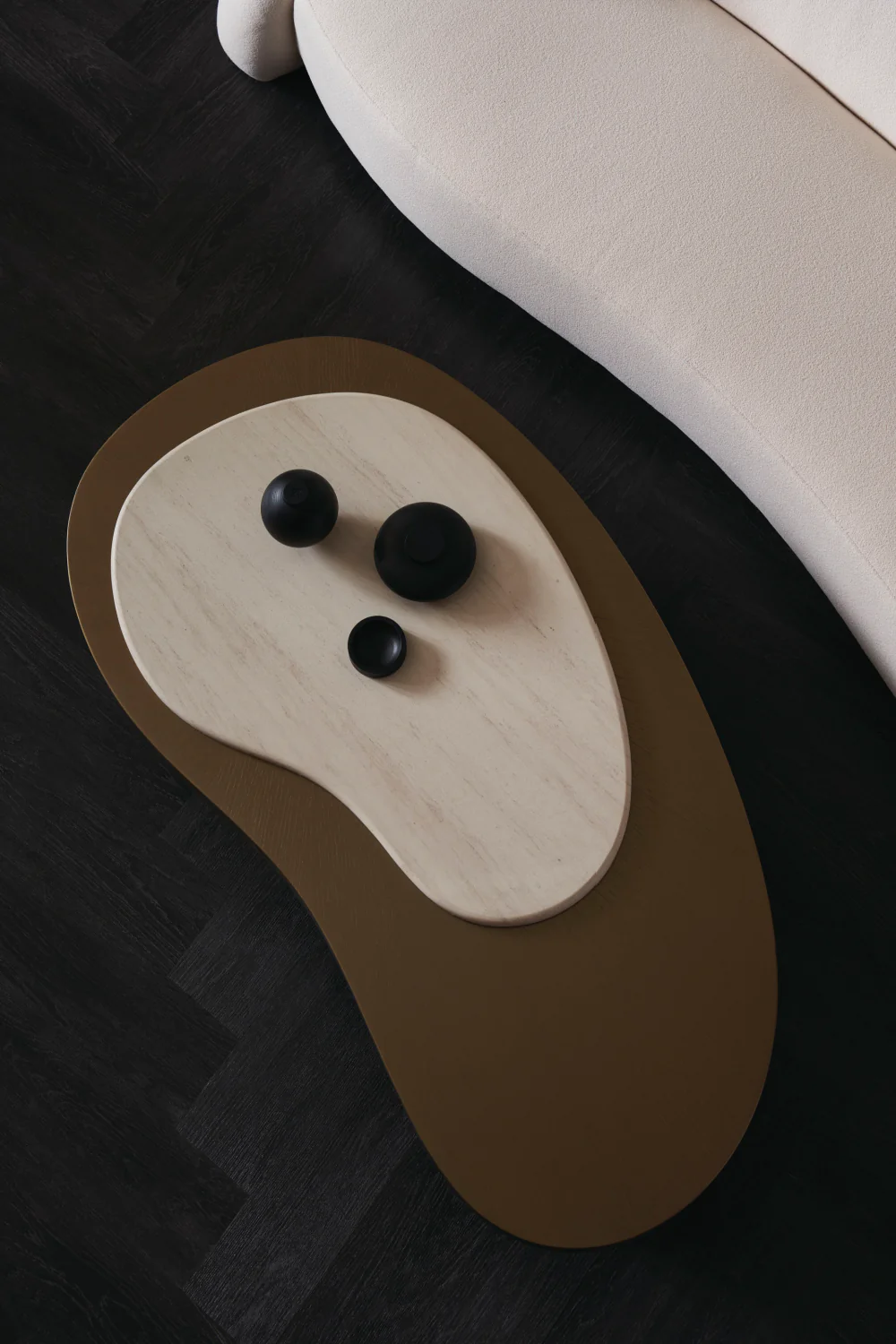 Table basse incurvée en laiton et travertin | Caracole Contrast