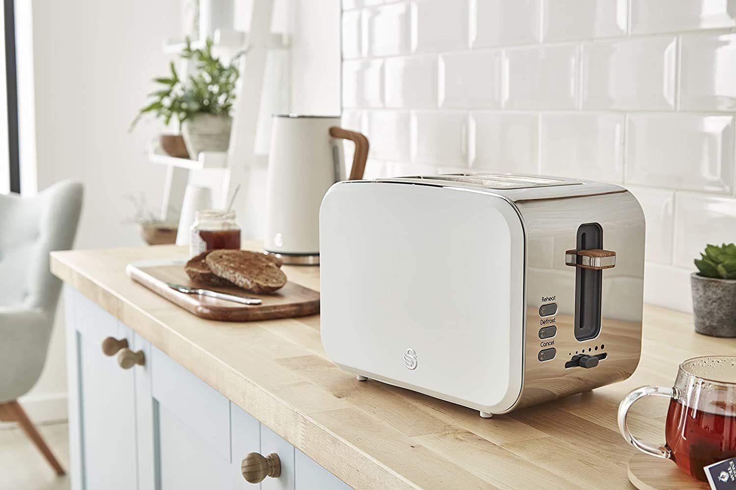 Swan Four à micro-ondes numérique Nordic 20 L, 6 niveaux de puissance, 800 W, minuterie de 30 minutes, nettoyage facile, mode dégivrage, design moderne, poignée effet bois, blanc mat